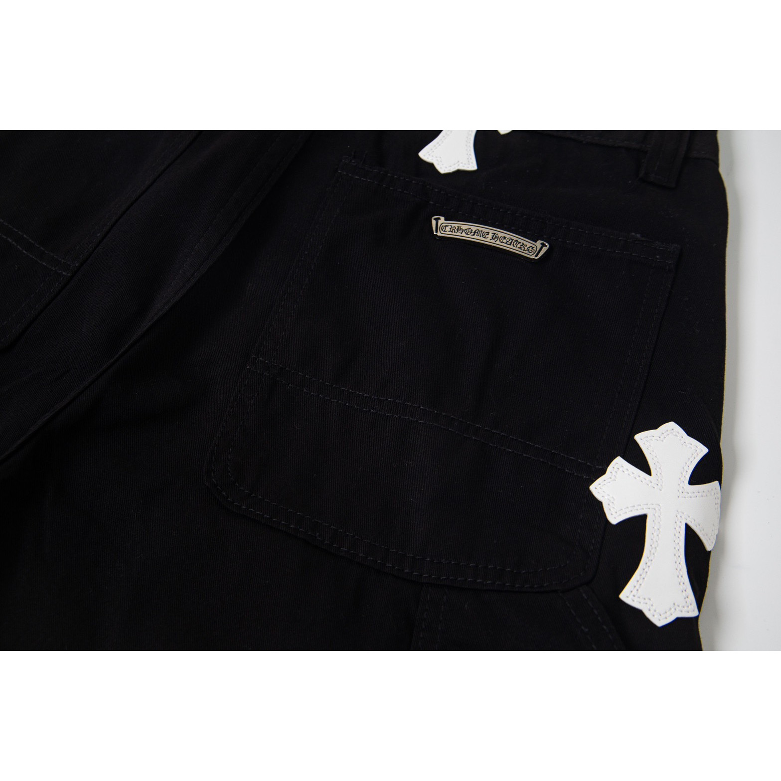 <p>CHROME HEARTS 伐木黑牛仔拼白蓝多皮爆款牛仔裤(1765#)</p>