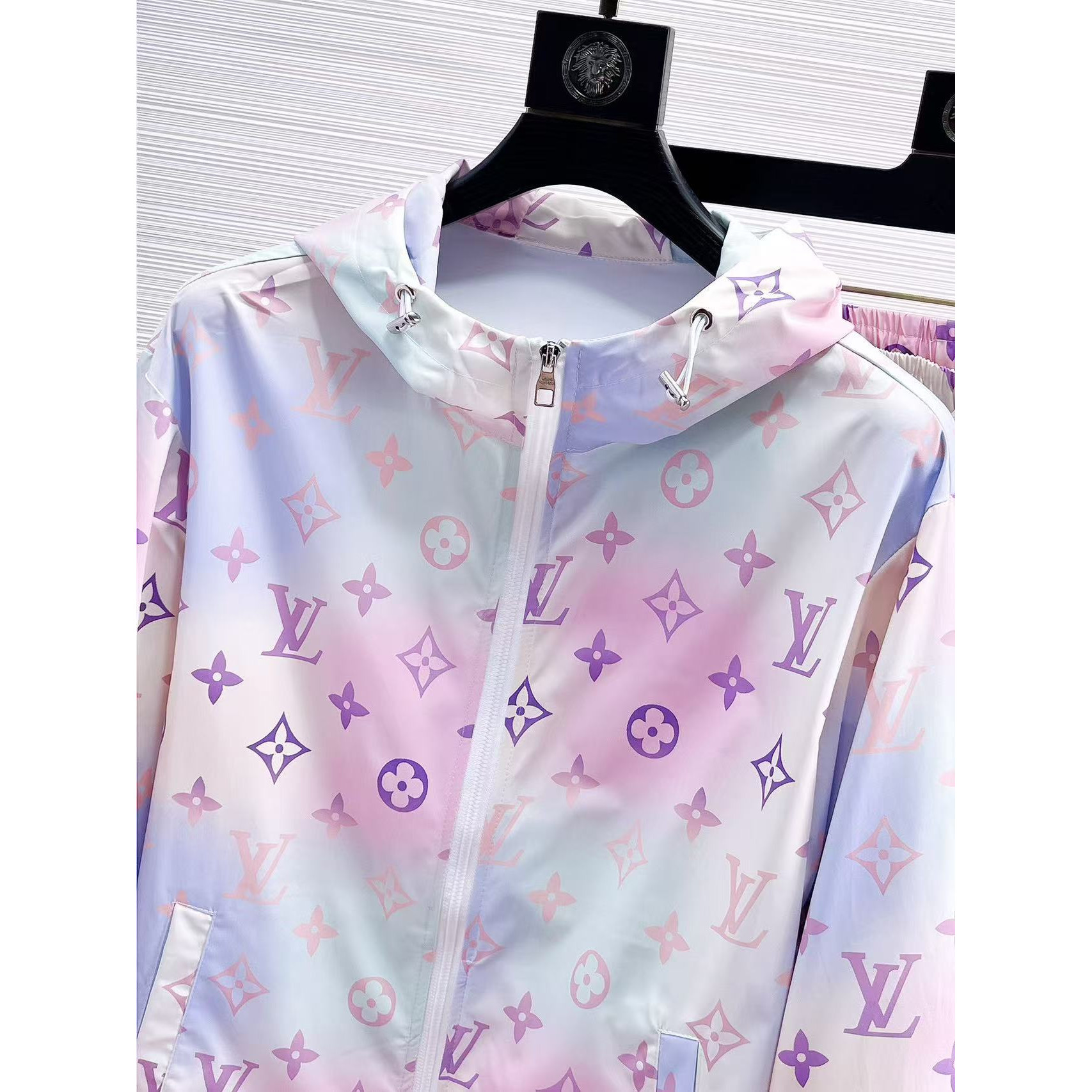 <p>LV 夏季防晒衣短裤套装(811154)</p>