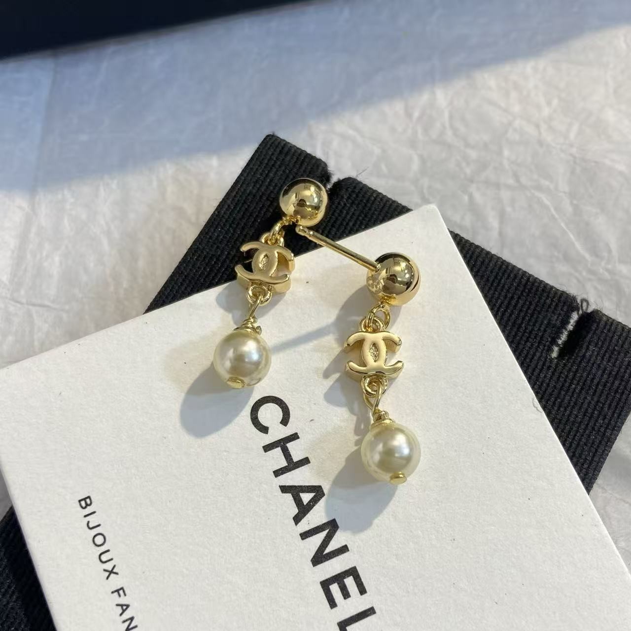 <p>CHANEL 圆球吊双C珍珠耳钉</p>