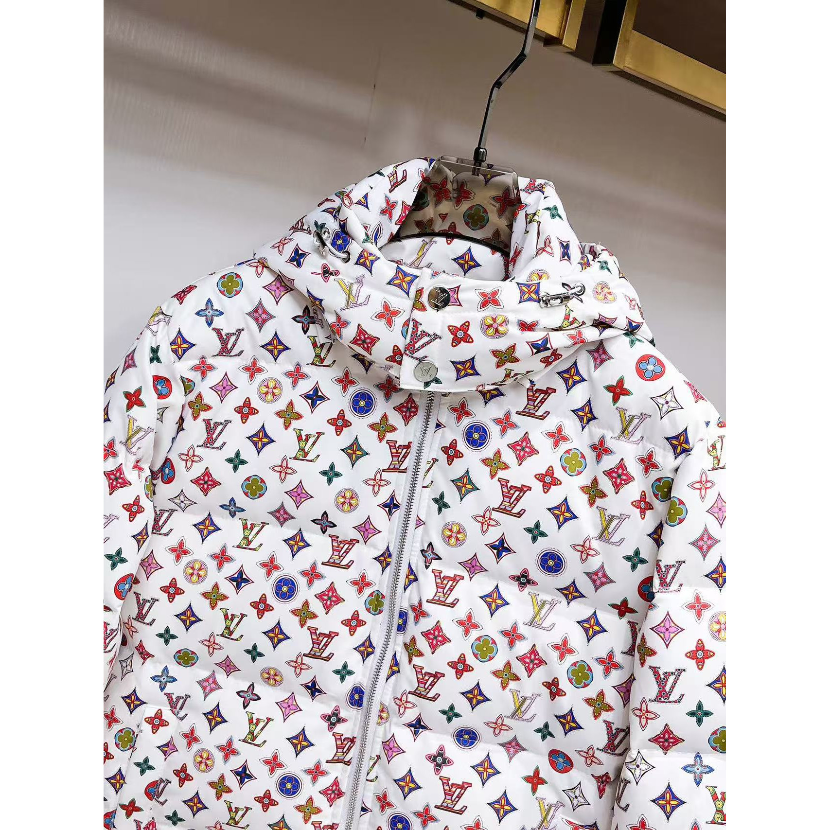<p>LV 秋冬新款羽绒服(白)</p>