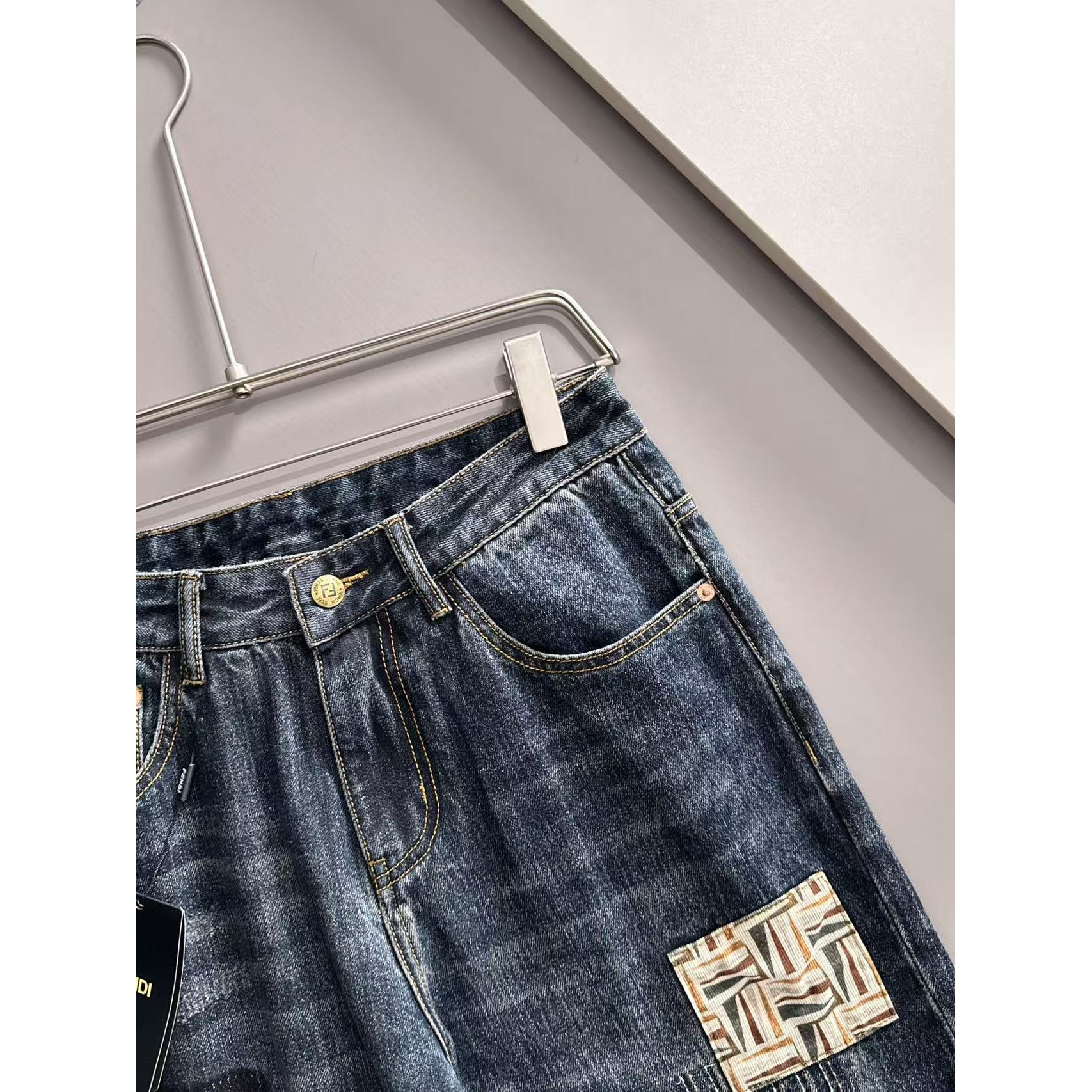 <p>FENDI&nbsp;四季款经典牛仔裤直筒长裤(藍)</p>