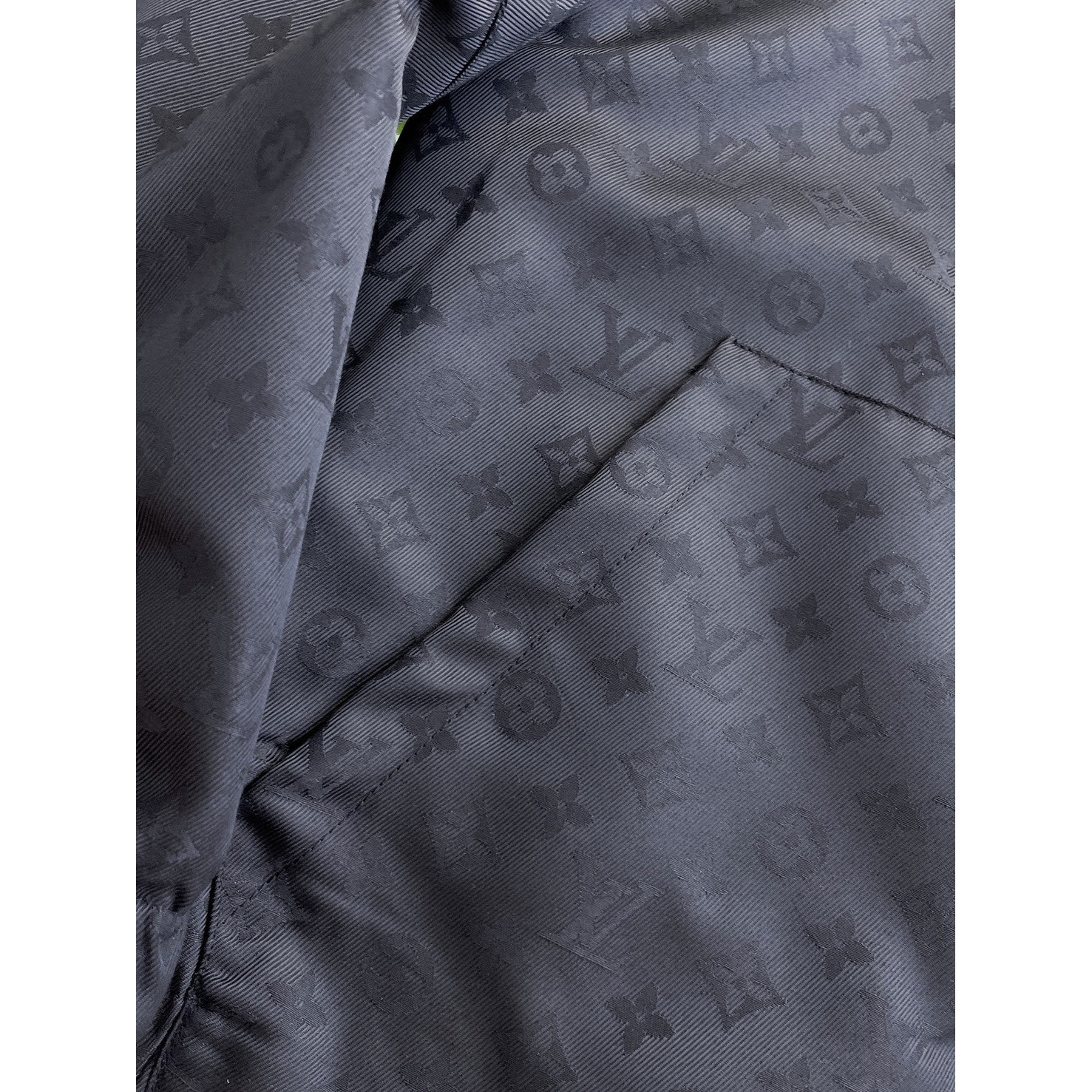 <p>LV&nbsp;男士夹克外套(黑/雙面穿)</p>