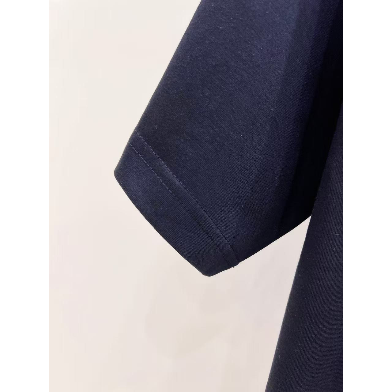 <p>FENDI 毛绒厚板字母短袖(黑)</p>