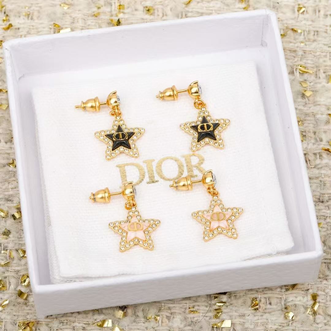 <p>DIOR&nbsp;五角星CD耳钉</p>