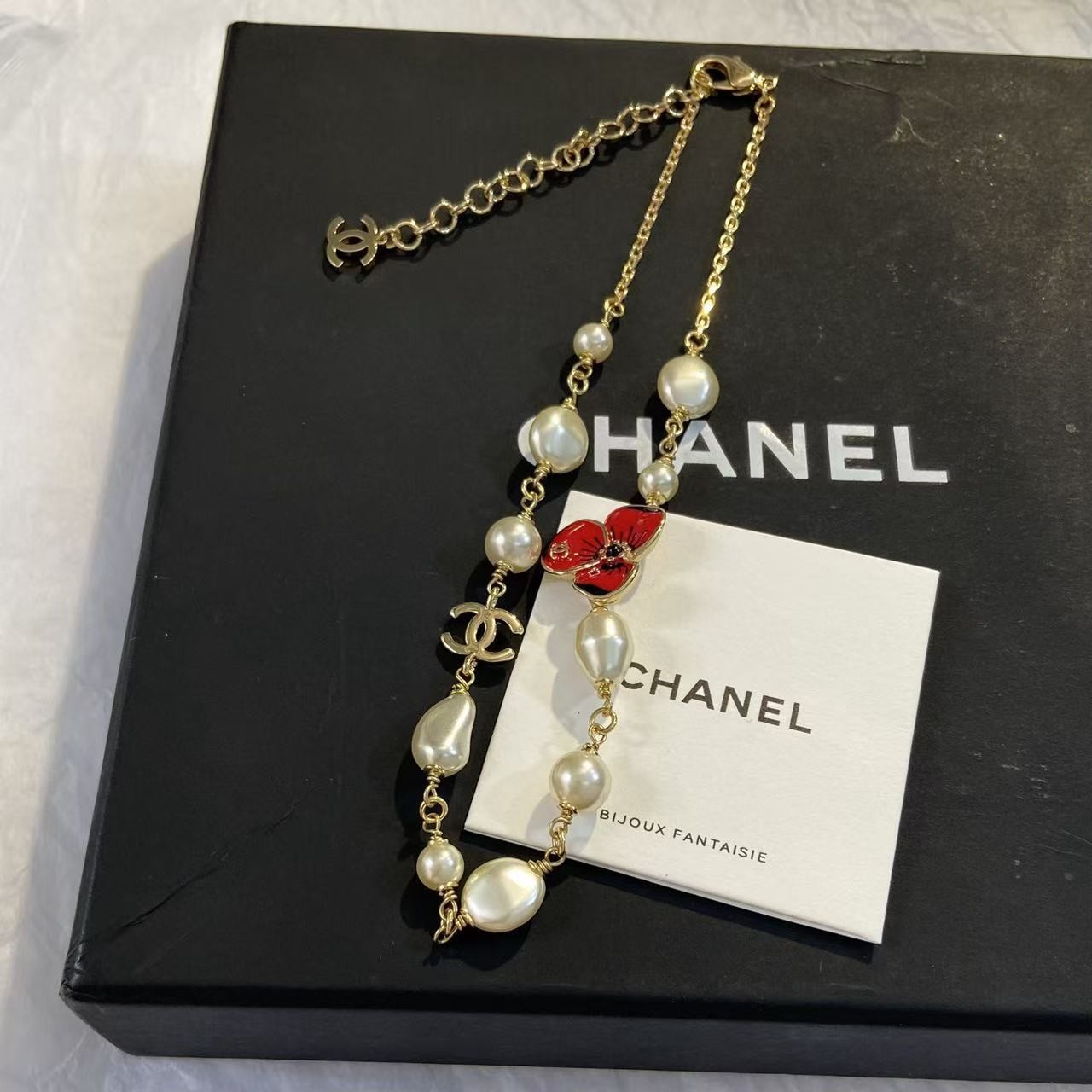 <p>CHANEL 三色堇珠流苏项链</p>