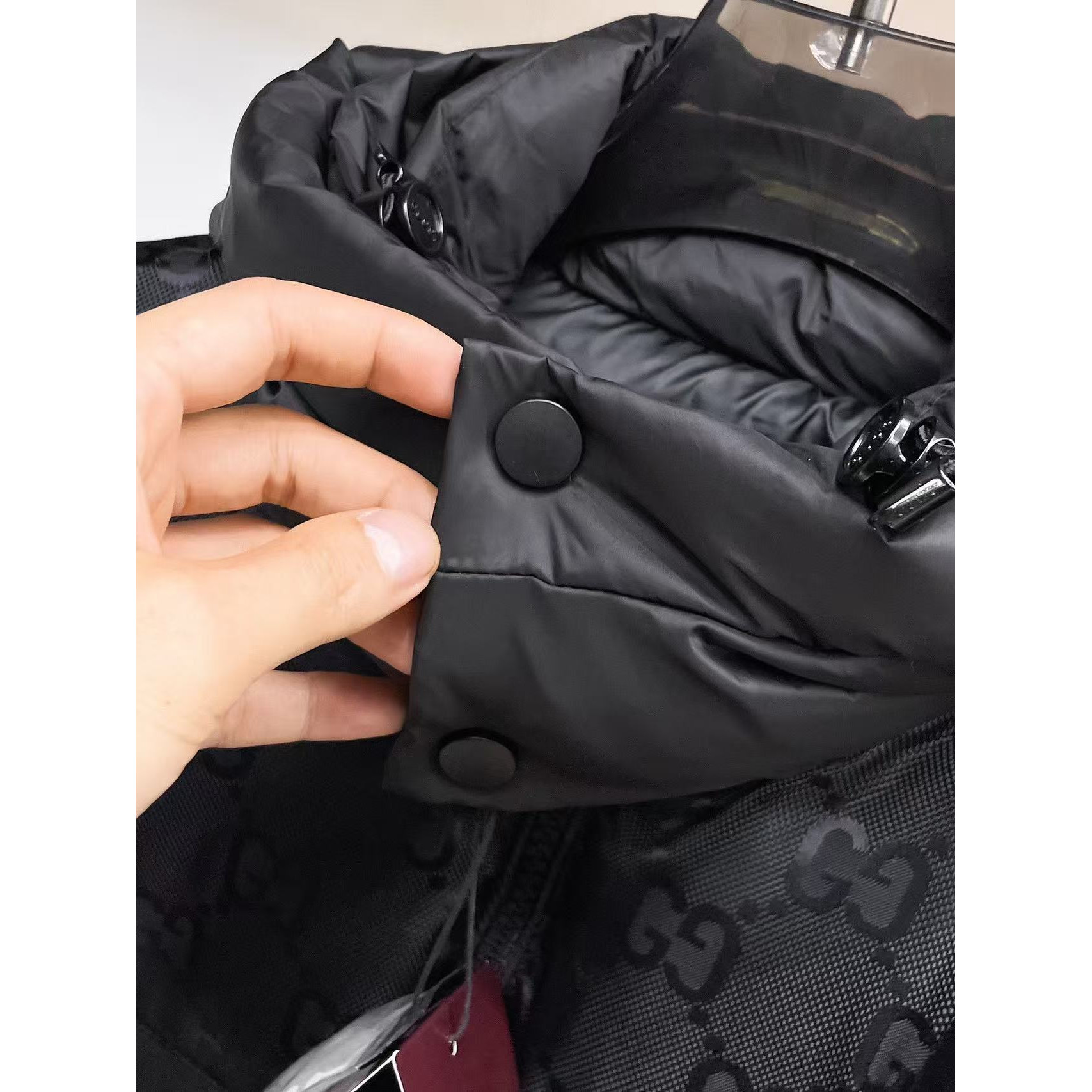 <p>GUCCI 秋冬新款羽绒服(黑)</p>