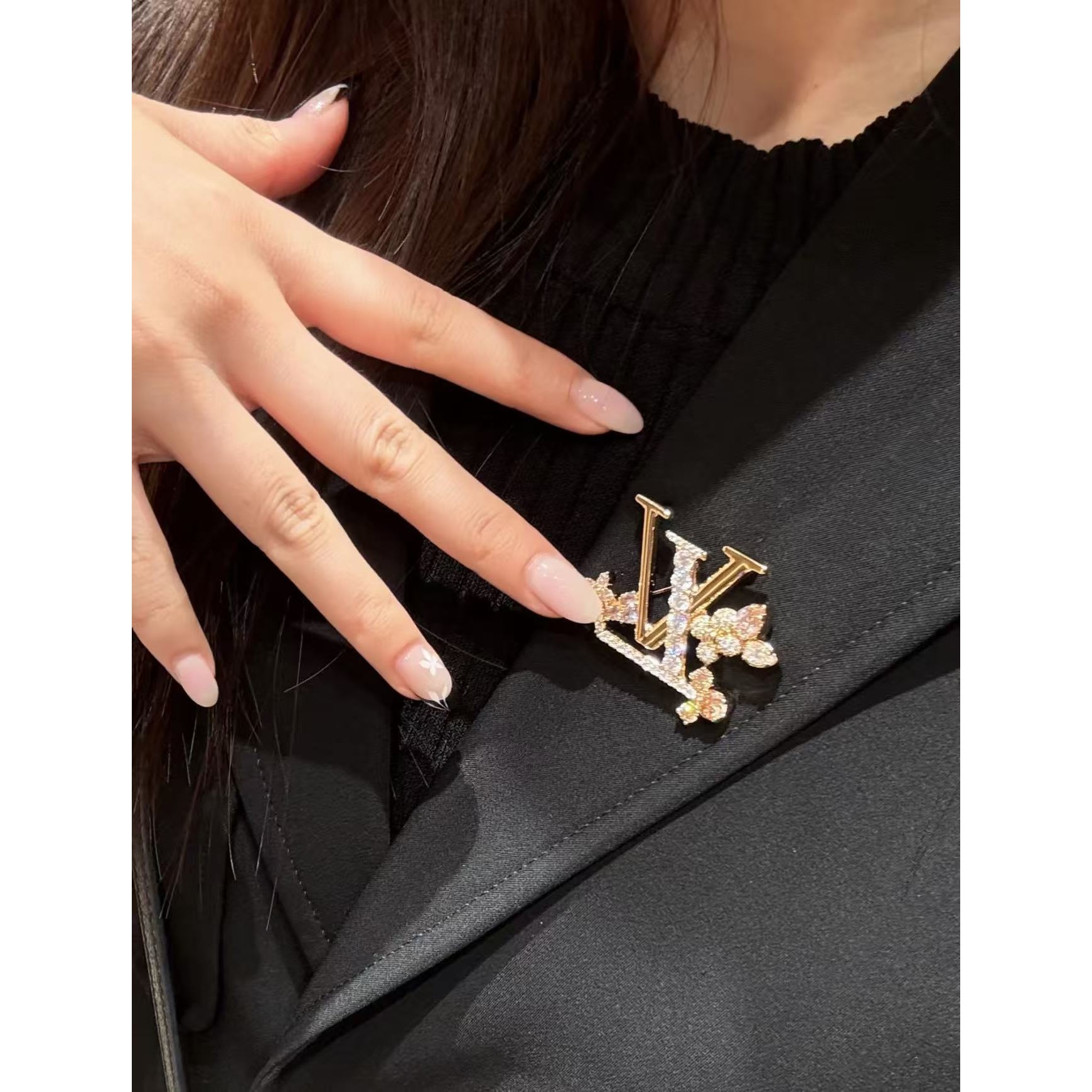 <p>LV 限定花卉胸针</p>