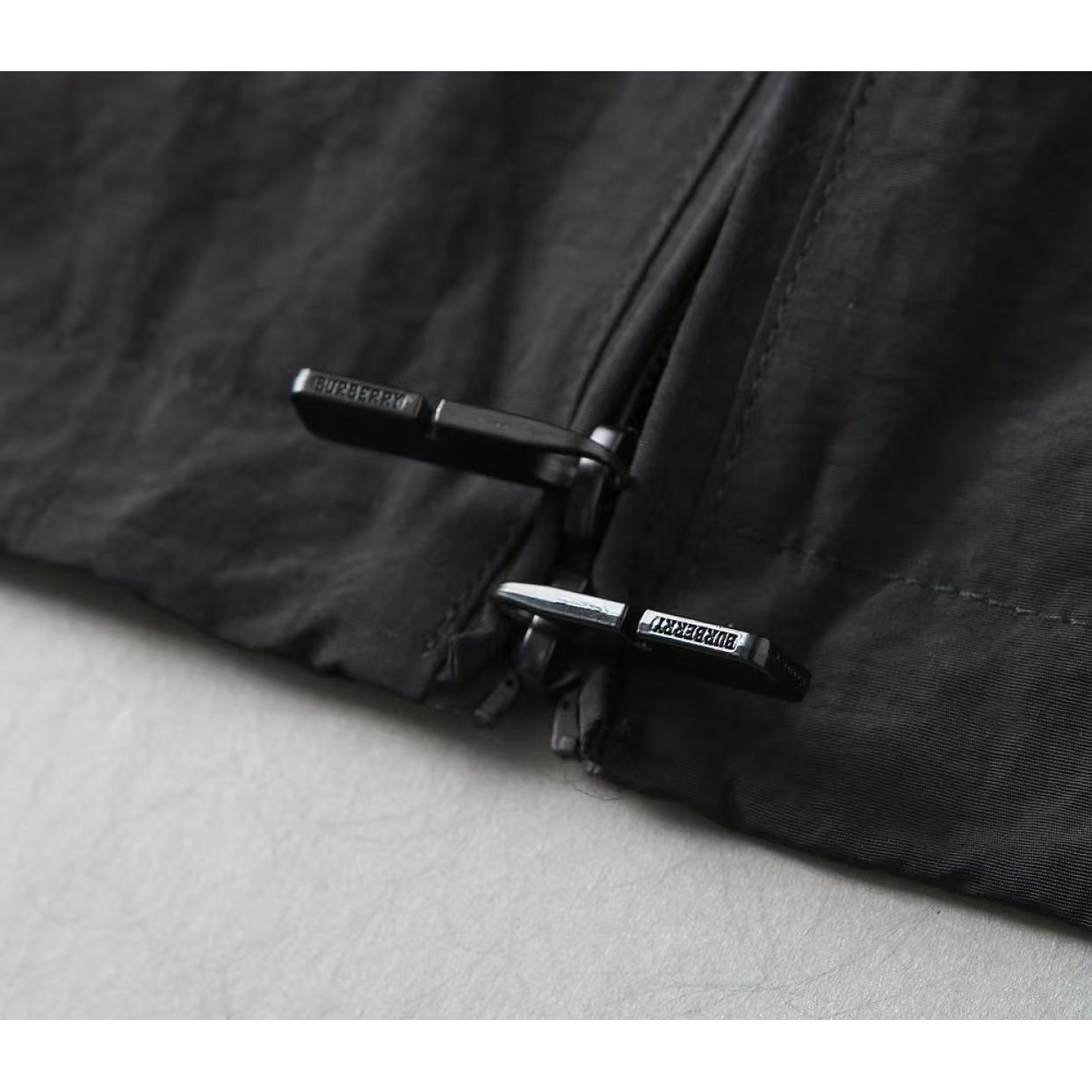 <p>BURBERRY 男士夹克外套(黑)<br />
&nbsp;</p>