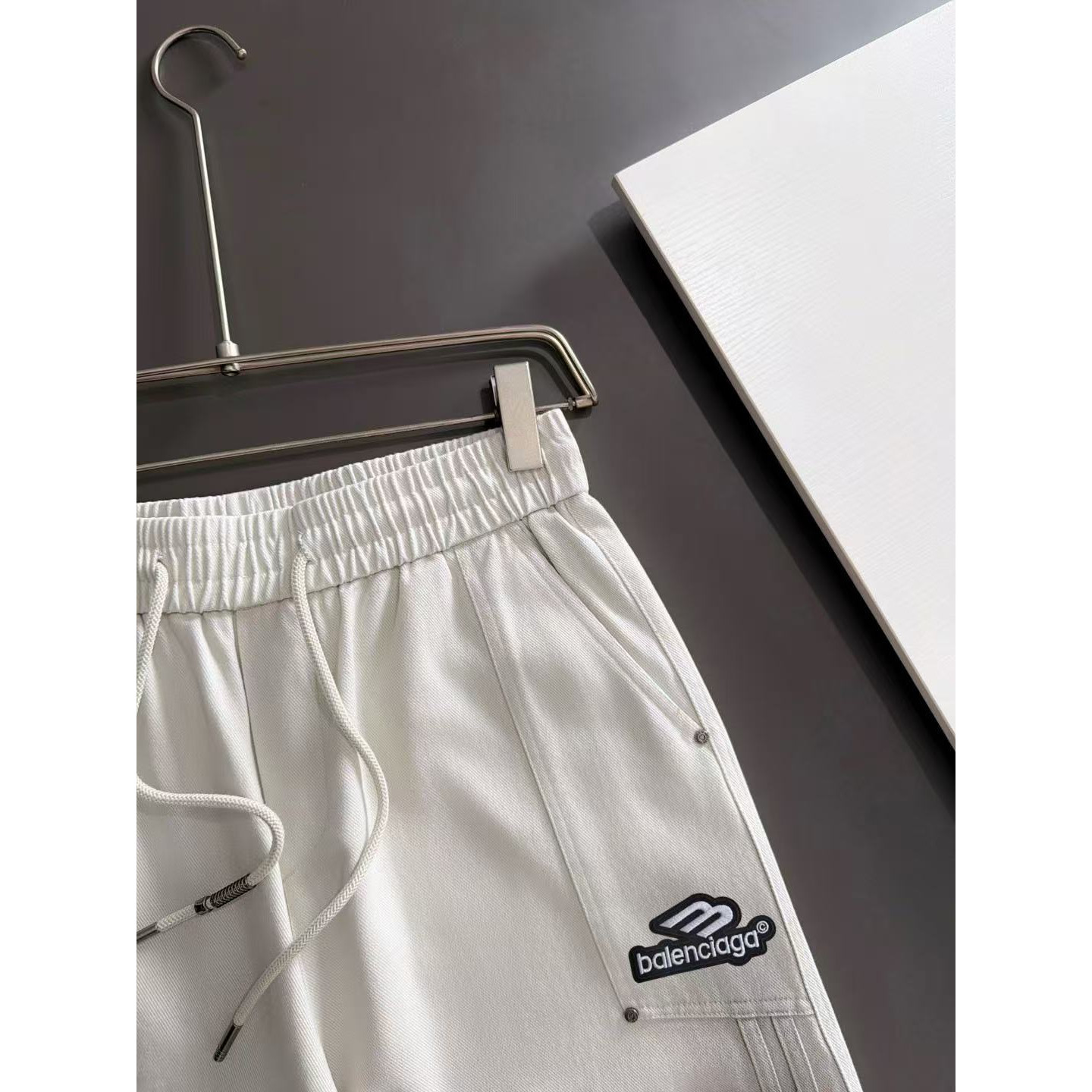 <p>Balenciaga 夏季新款松紧带休闲裤(786886)</p>