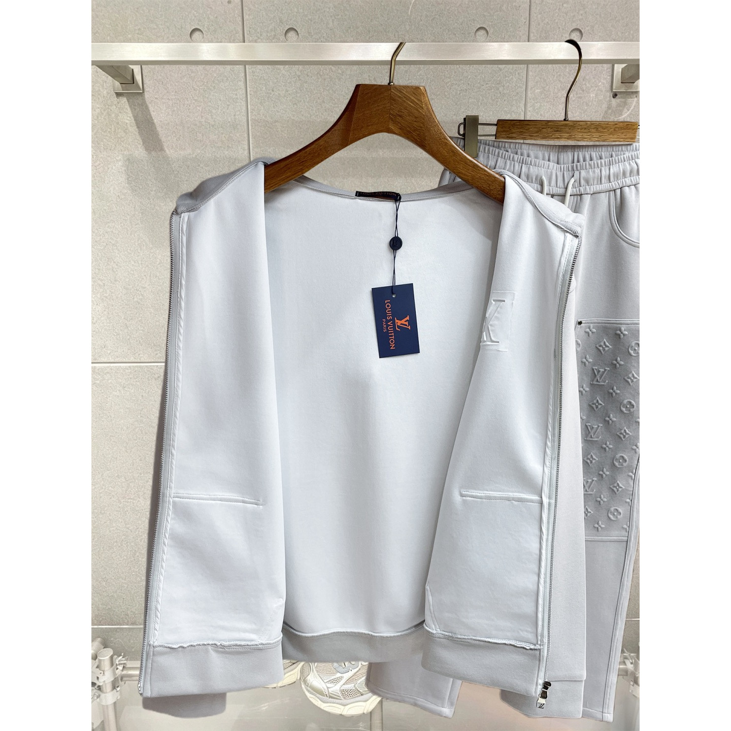<p>LV&nbsp;套裝(淺灰)</p>