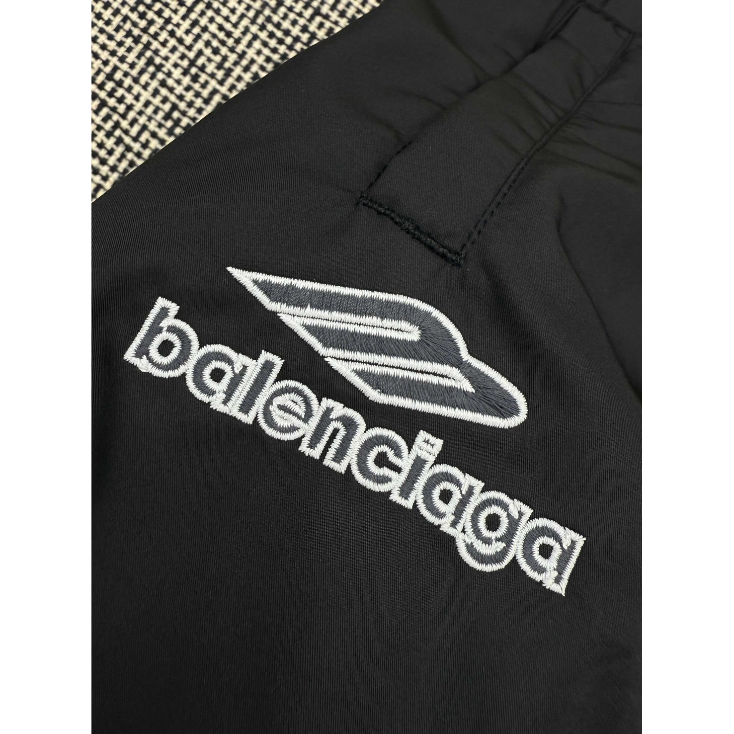<p>Balenciaga FOOTBALL系列3B徽标刺绣运动长裤(黑)</p>