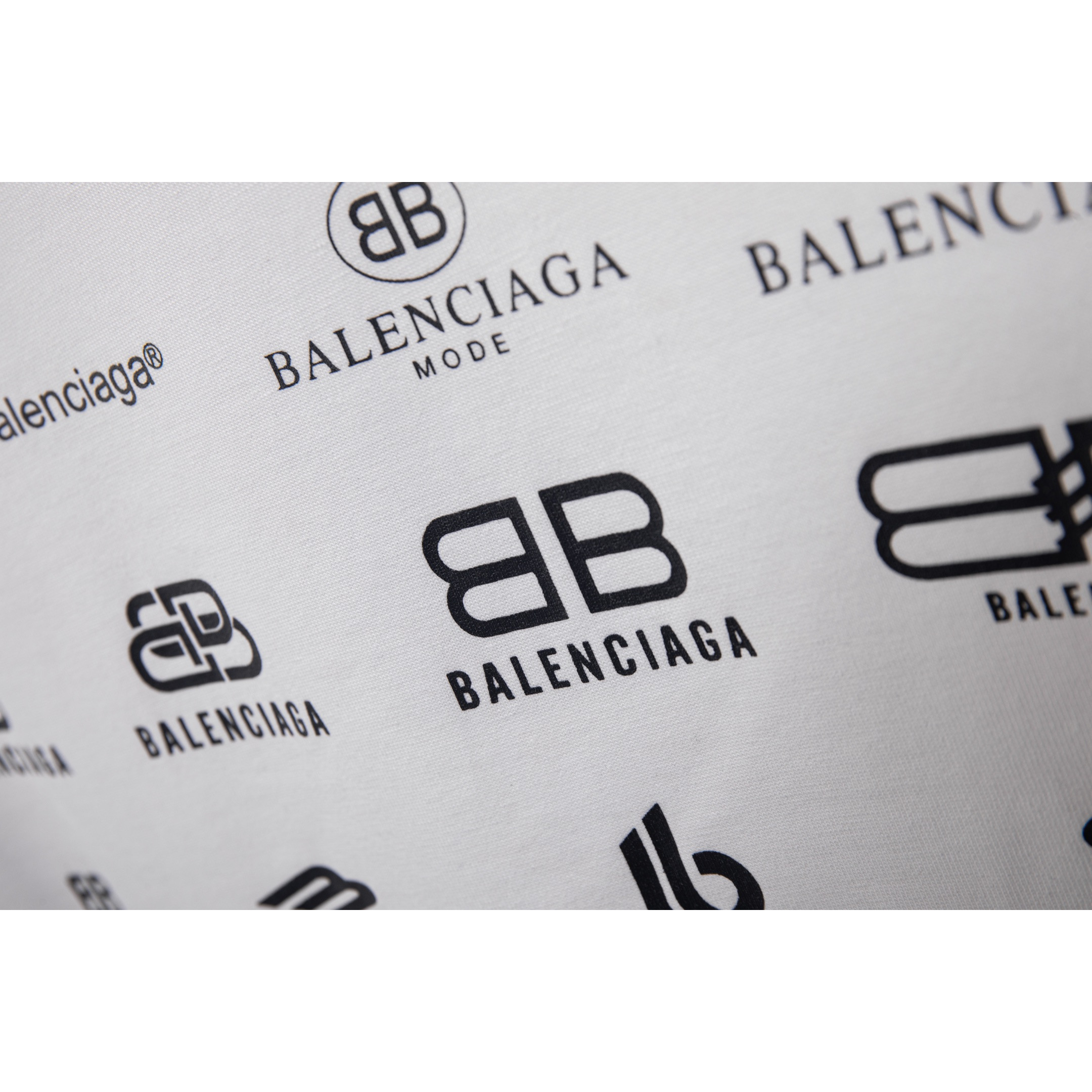 <p>Balenciaga&nbsp;圆领长袖T(X488白)</p>