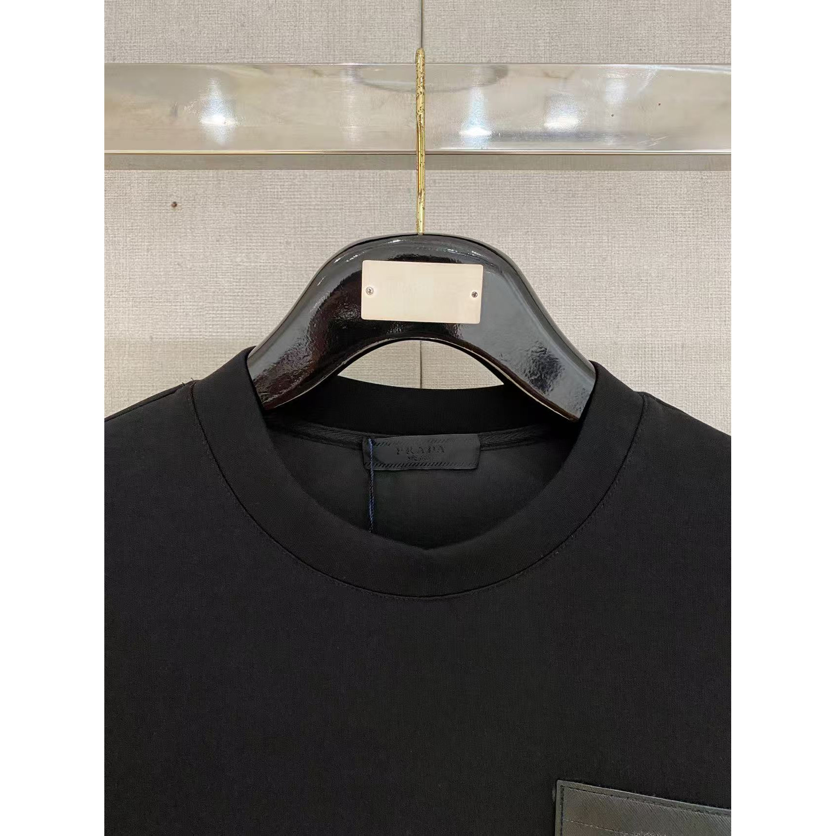 <p>PRADA&nbsp;太空棉卫衣(黑)</p>