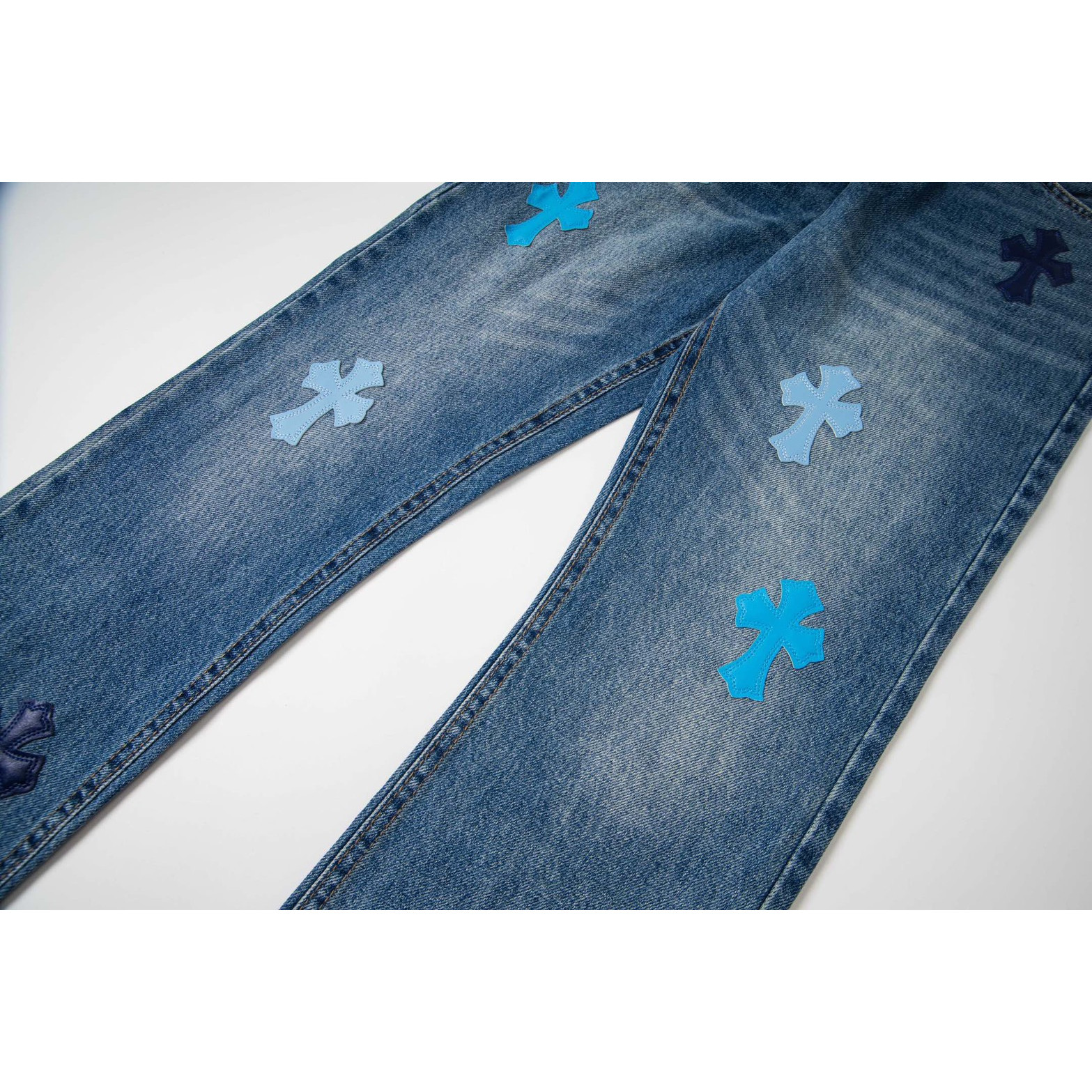 <p>CHROME HEARTS 微喇浅蓝多皮爆款牛仔裤(1796#)</p>