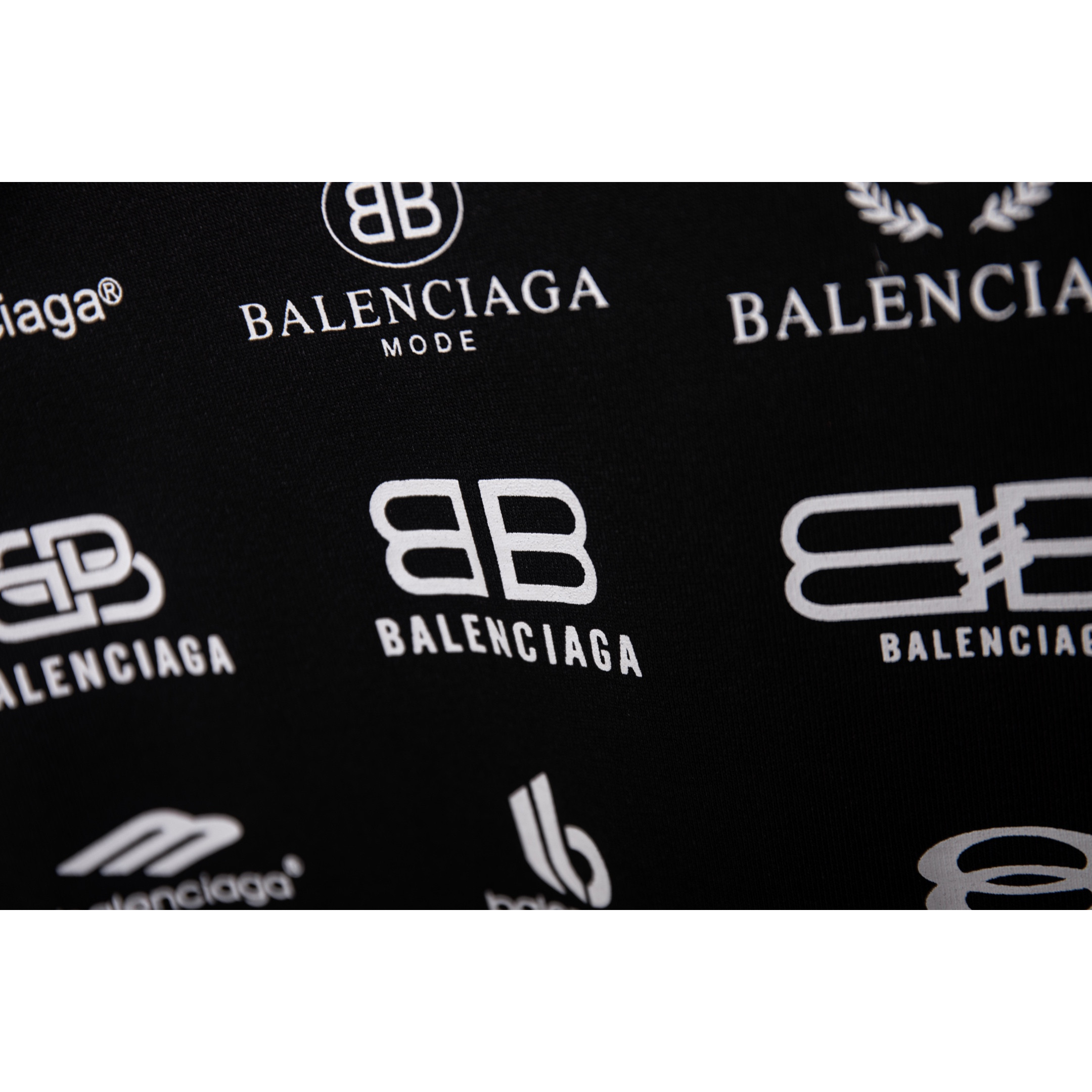 <p>Balenciaga&nbsp;圆领长袖T(X488黑)</p>