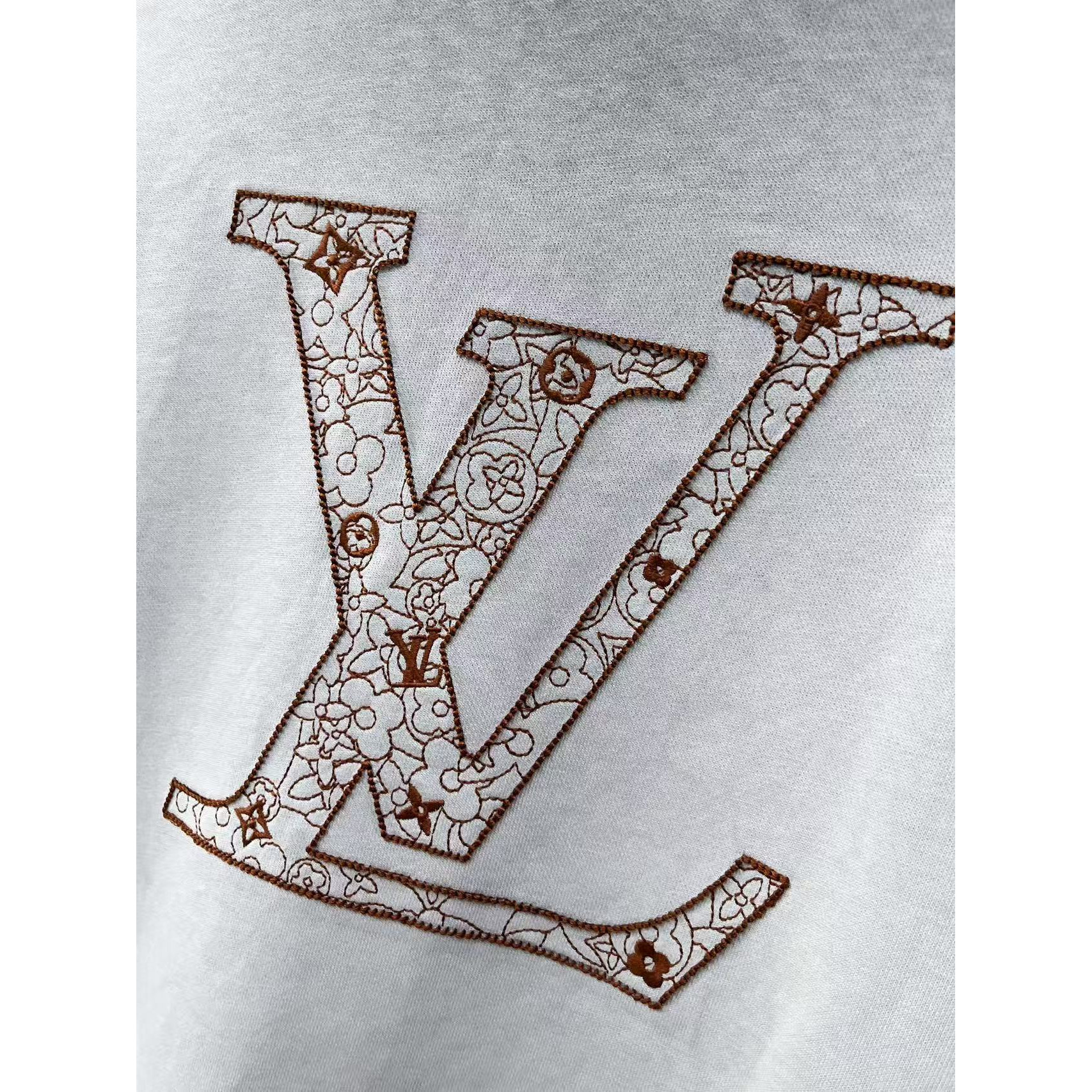 <p>LV 圓領長袖T恤(洗水灰)</p>