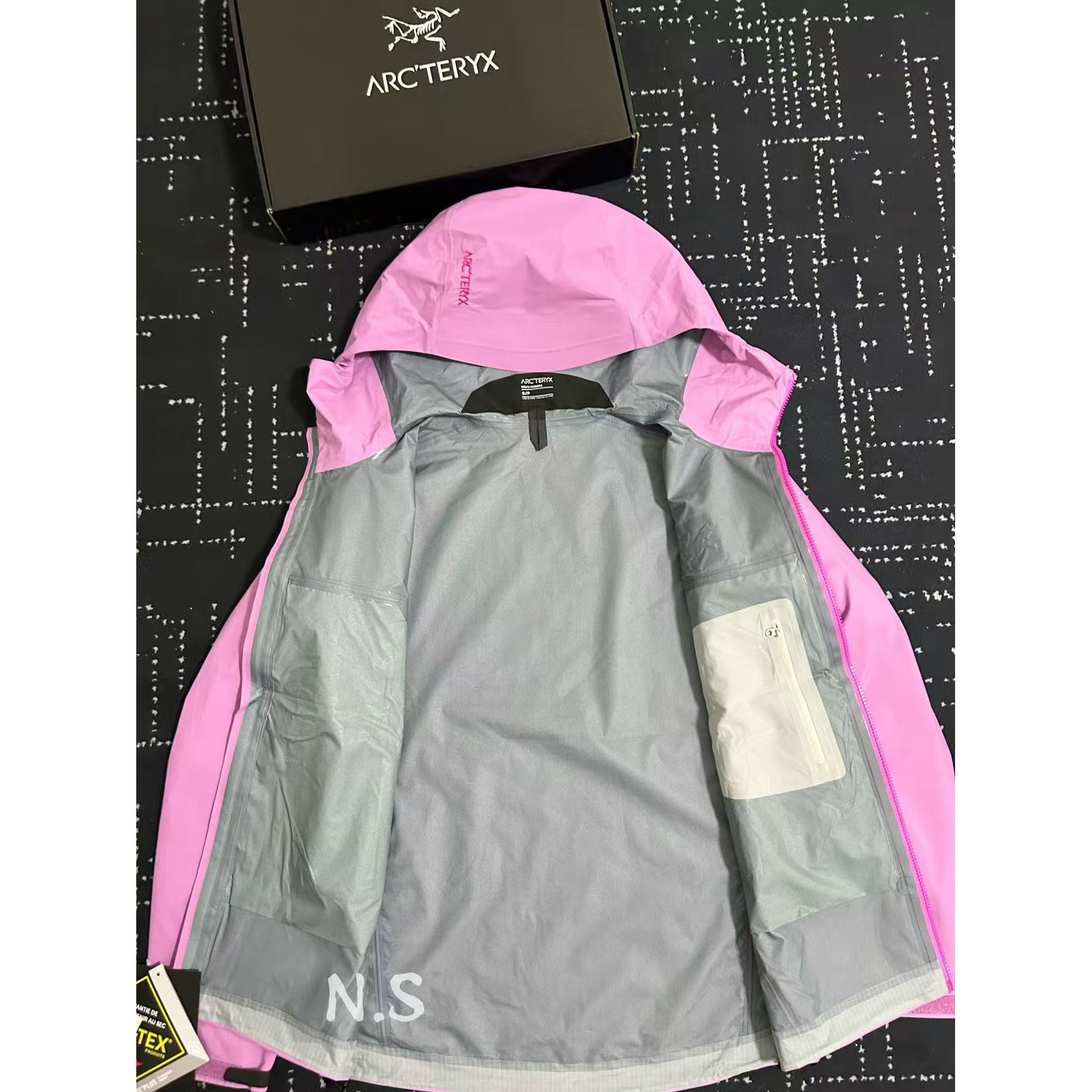 <p>Arc'teryx Beta系列 SL GORE-TEX 硬壳刺绣连帽防水防风透气冲锋衣 (晨曦粉)</p>
