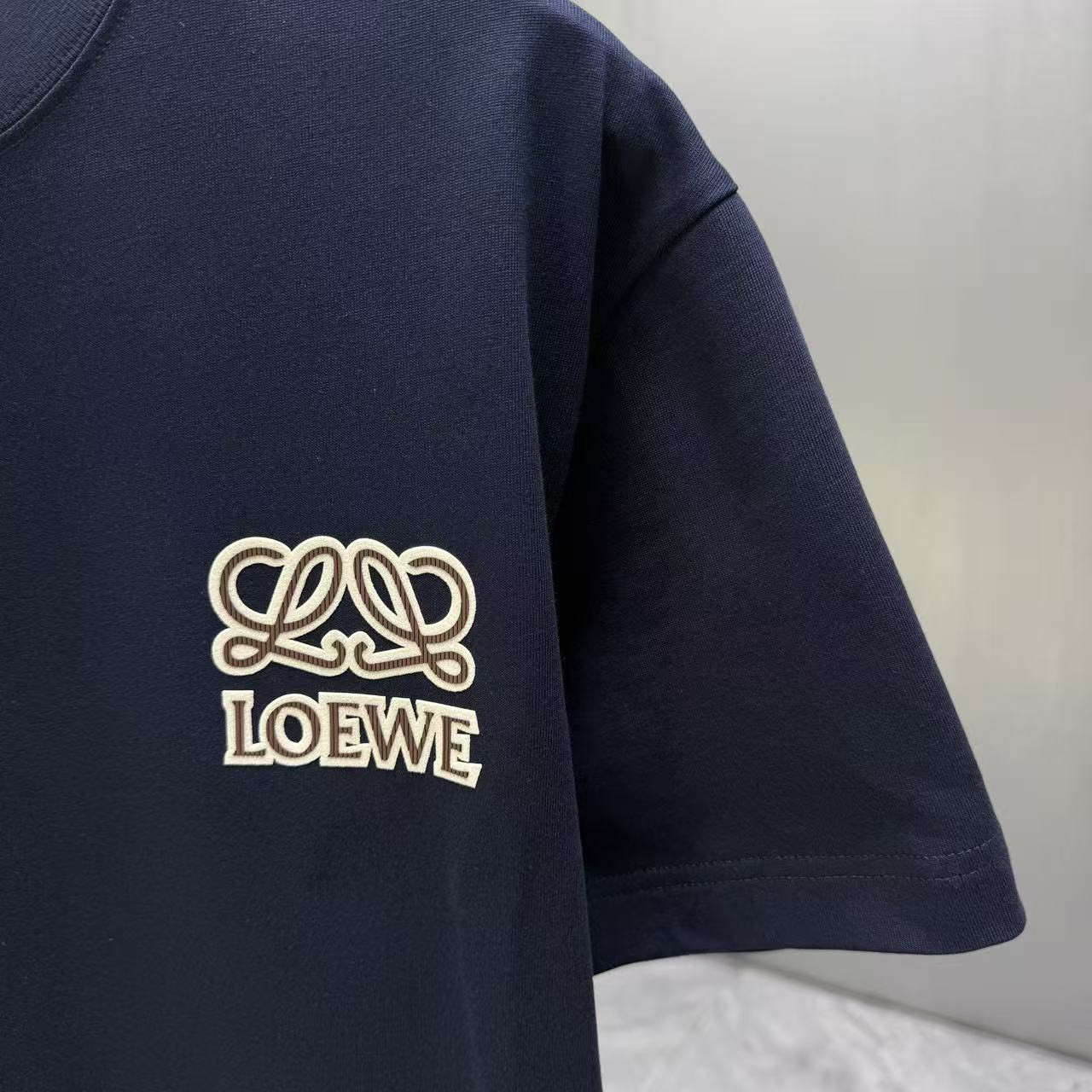 <p>LOEWE 短袖T恤(深藍)</p>
