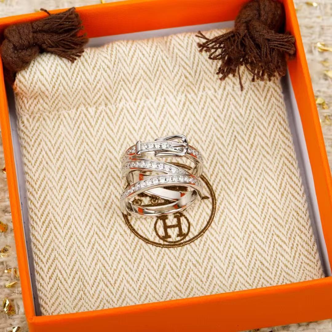<p>HERMES&nbsp;三圈戒指</p>