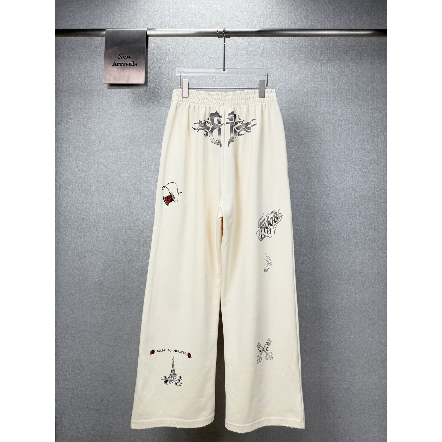 <p>Balenciaga 艺术纹身印花情侣款宽松直筒裤</p>