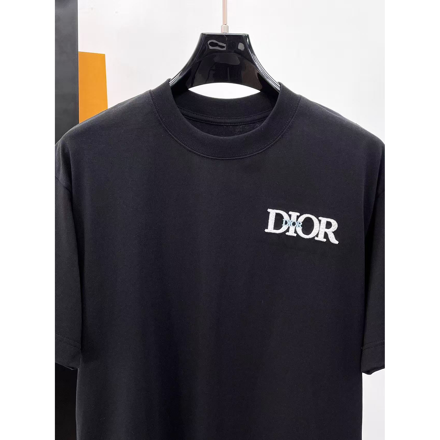 <p>DIOR&nbsp;专柜新款短袖T恤(黑)</p>