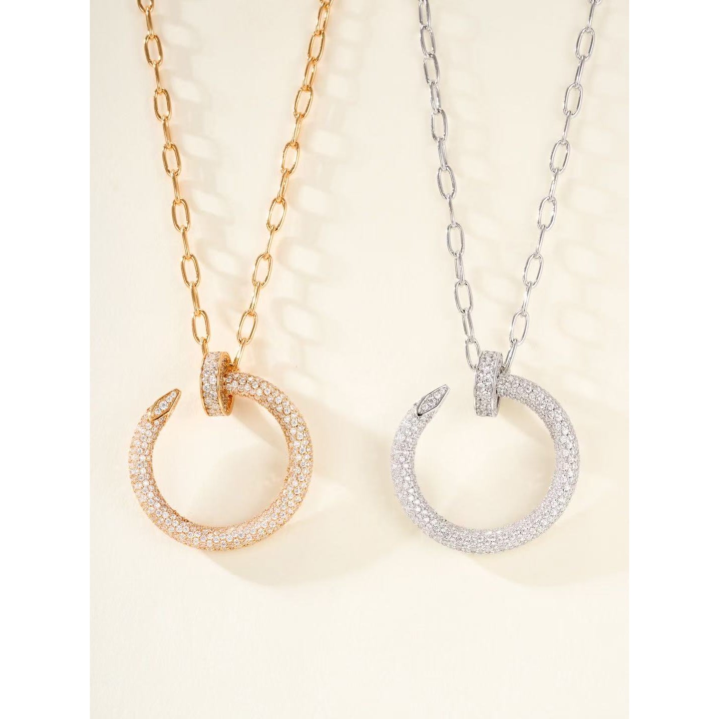 <p>CARTIER&nbsp;钉子满钻项链</p>