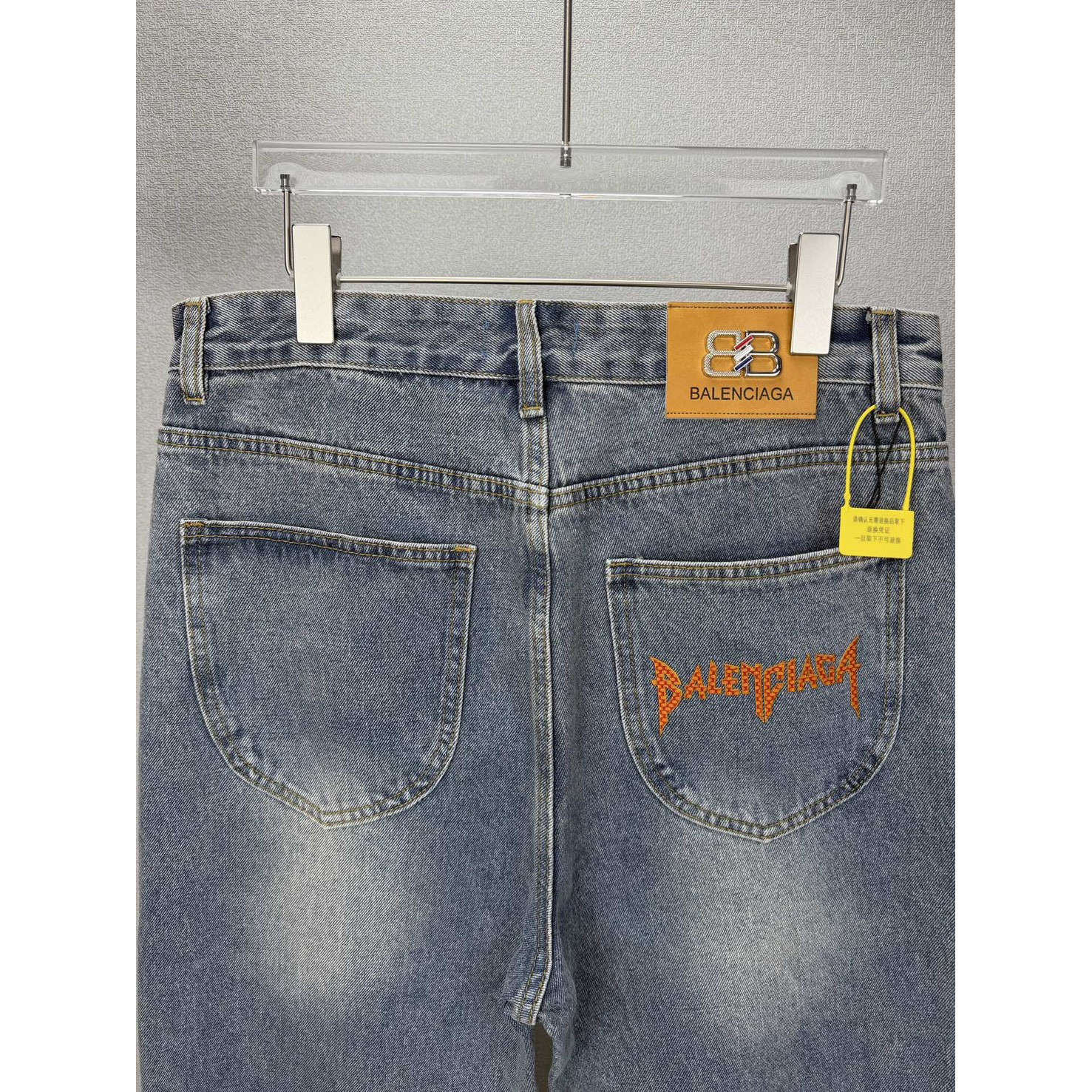 <p>Balenciaga&nbsp;口袋立体压胶字母印花情侣款水洗宽松牛仔裤&nbsp;</p>