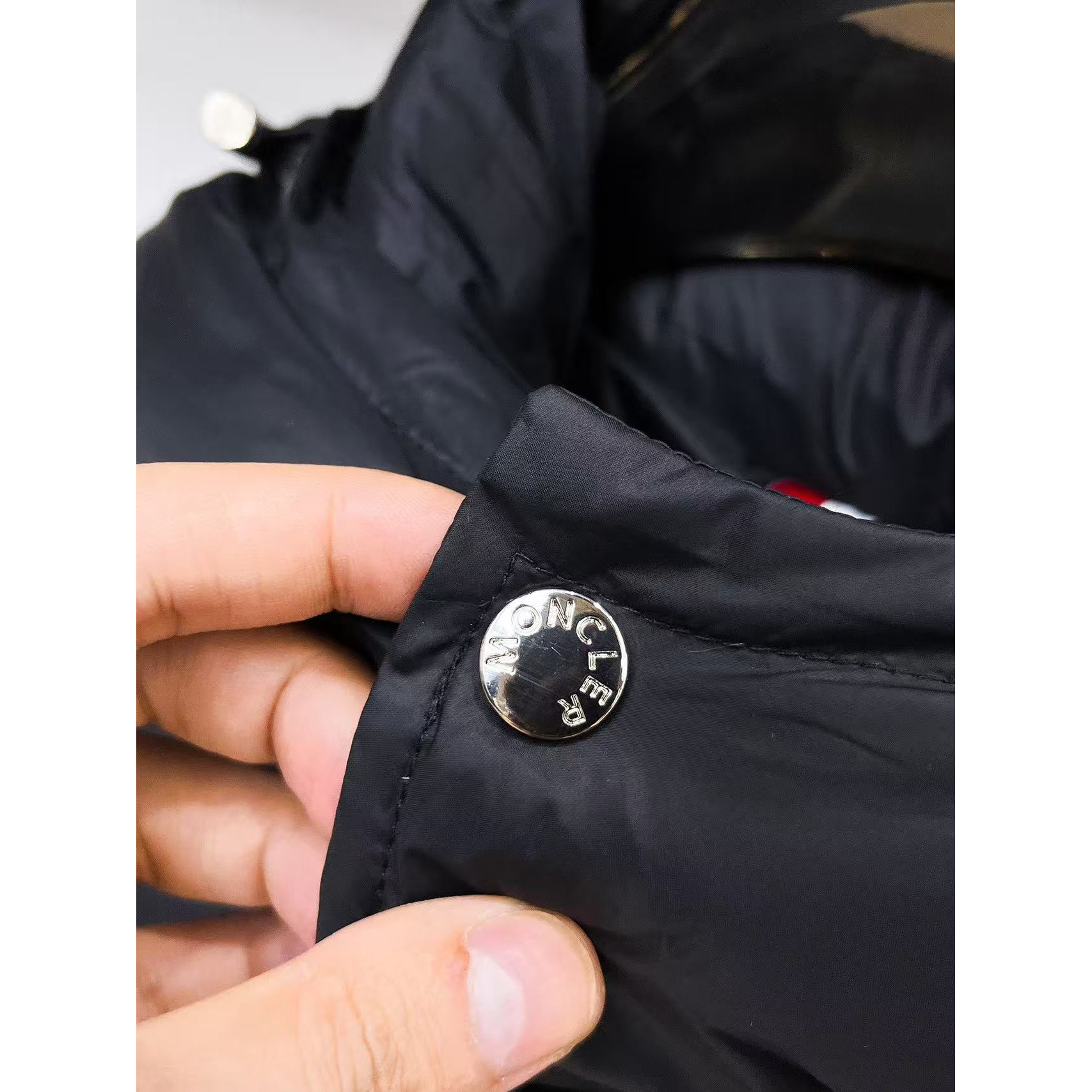 <p>MONCLER&nbsp;秋冬新款羽绒服(藏青)&nbsp;</p>
