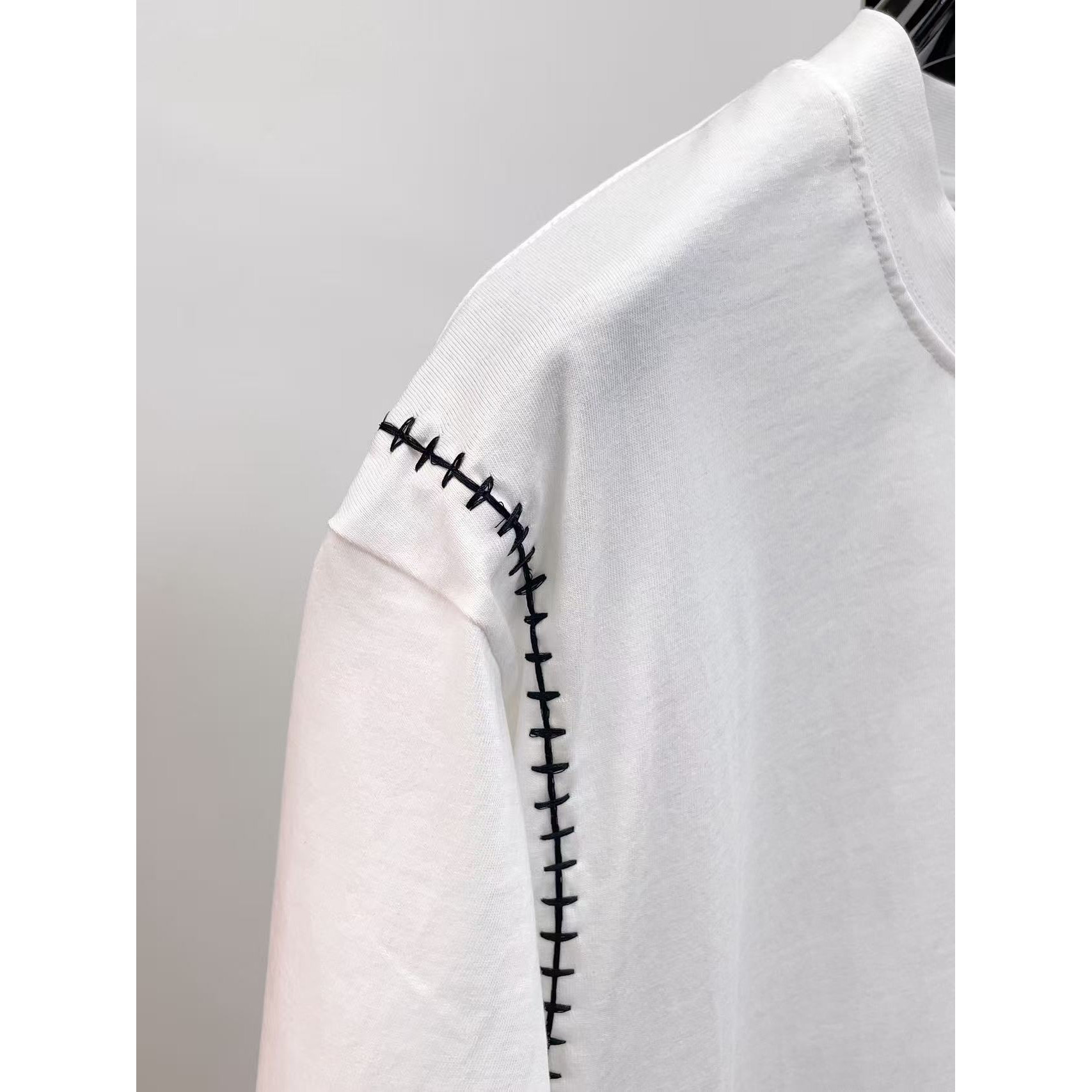 <p>PRADA 专柜新款短袖T恤(白)</p>