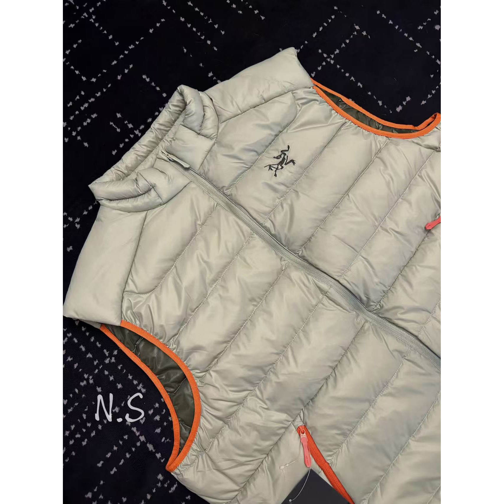 <p>Arc'teryx 立领鹅绒马甲(岩灰綠)</p>