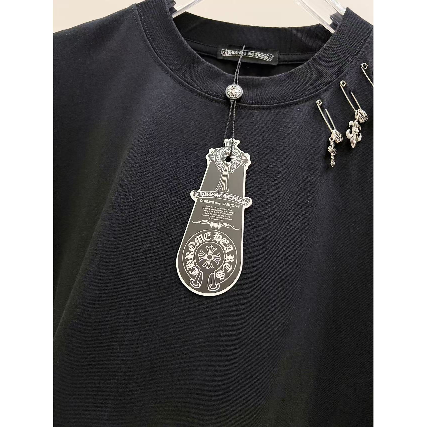 <p>CHROME HEARTS 破洞别针刺绣短袖(黑)</p>