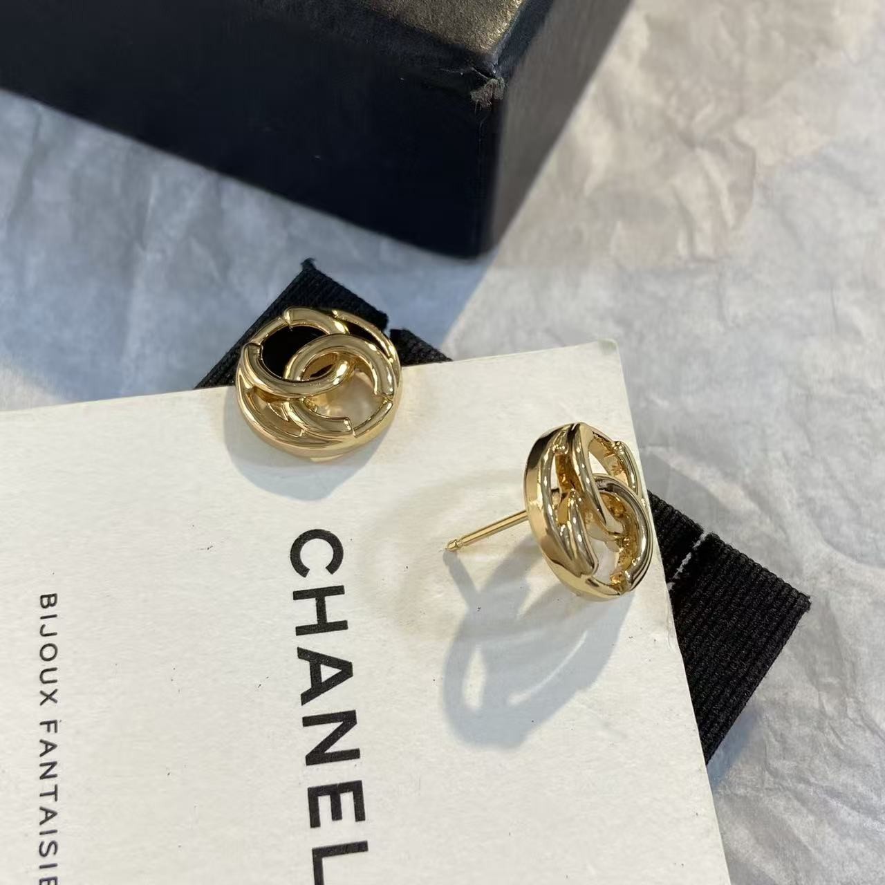 <p>CHANEL&nbsp;镂空圆形双C耳钉</p>