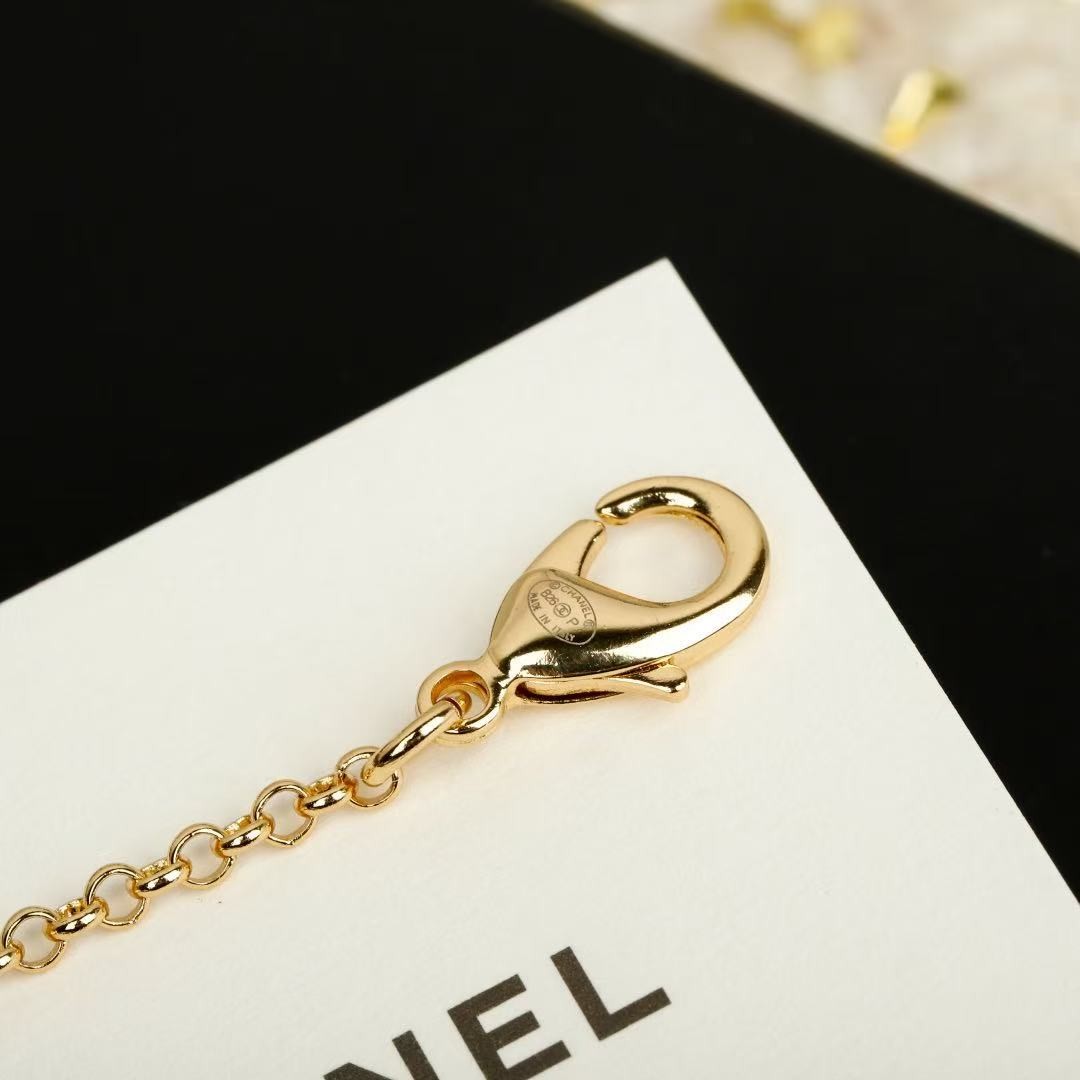 <p>CHANEL&nbsp;黑白拼色珍珠毛衣链</p>