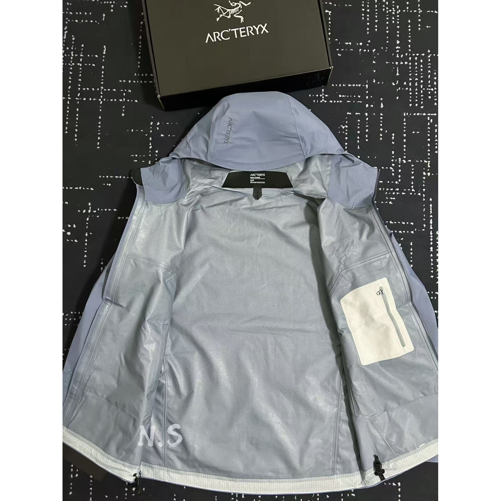 <p>Arc'teryx Beta系列 SL GORE-TEX 硬壳刺绣连帽防水防风透气冲锋衣(层云蓝)</p>