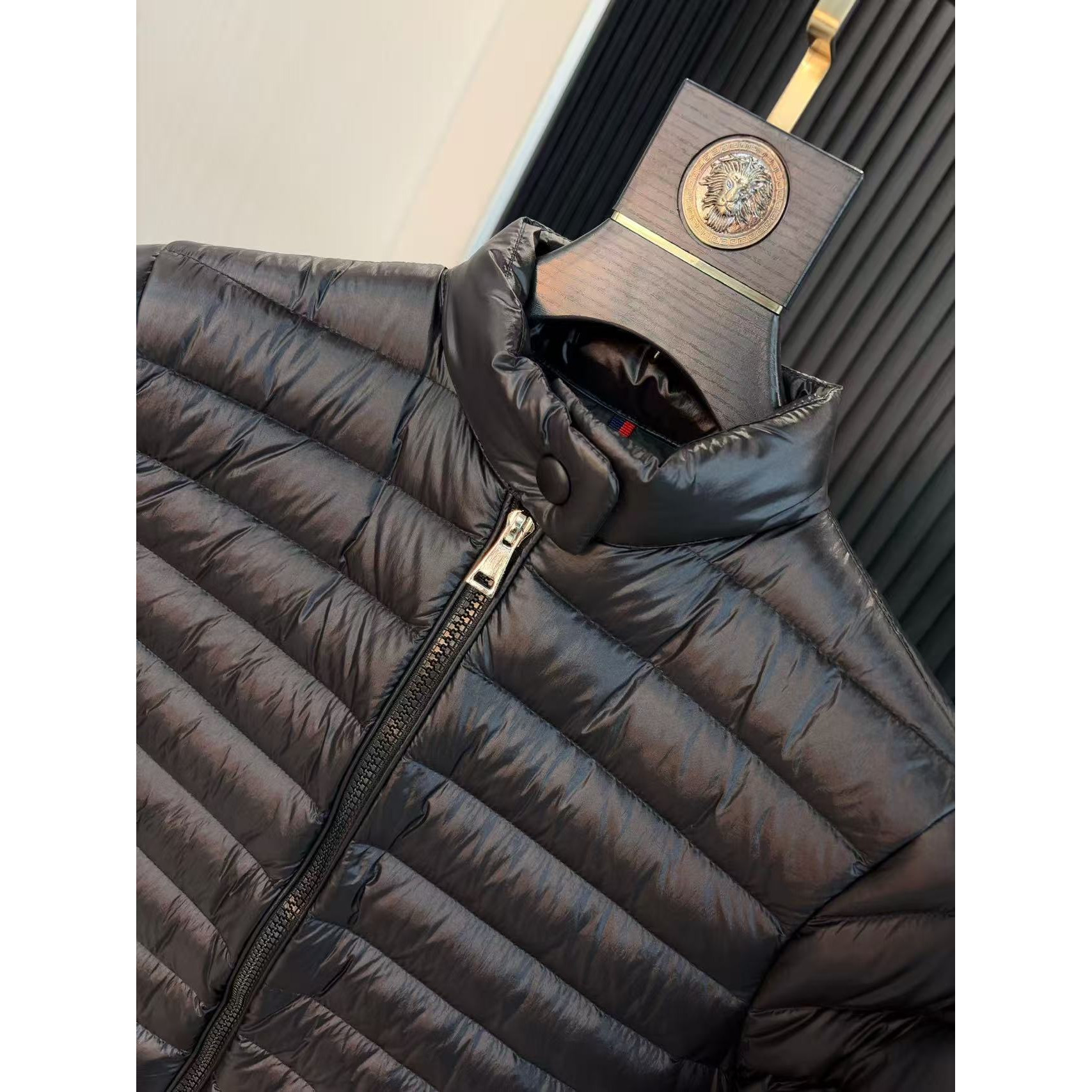 <p>MONCLER Aza系列羽绒服(黑)</p>