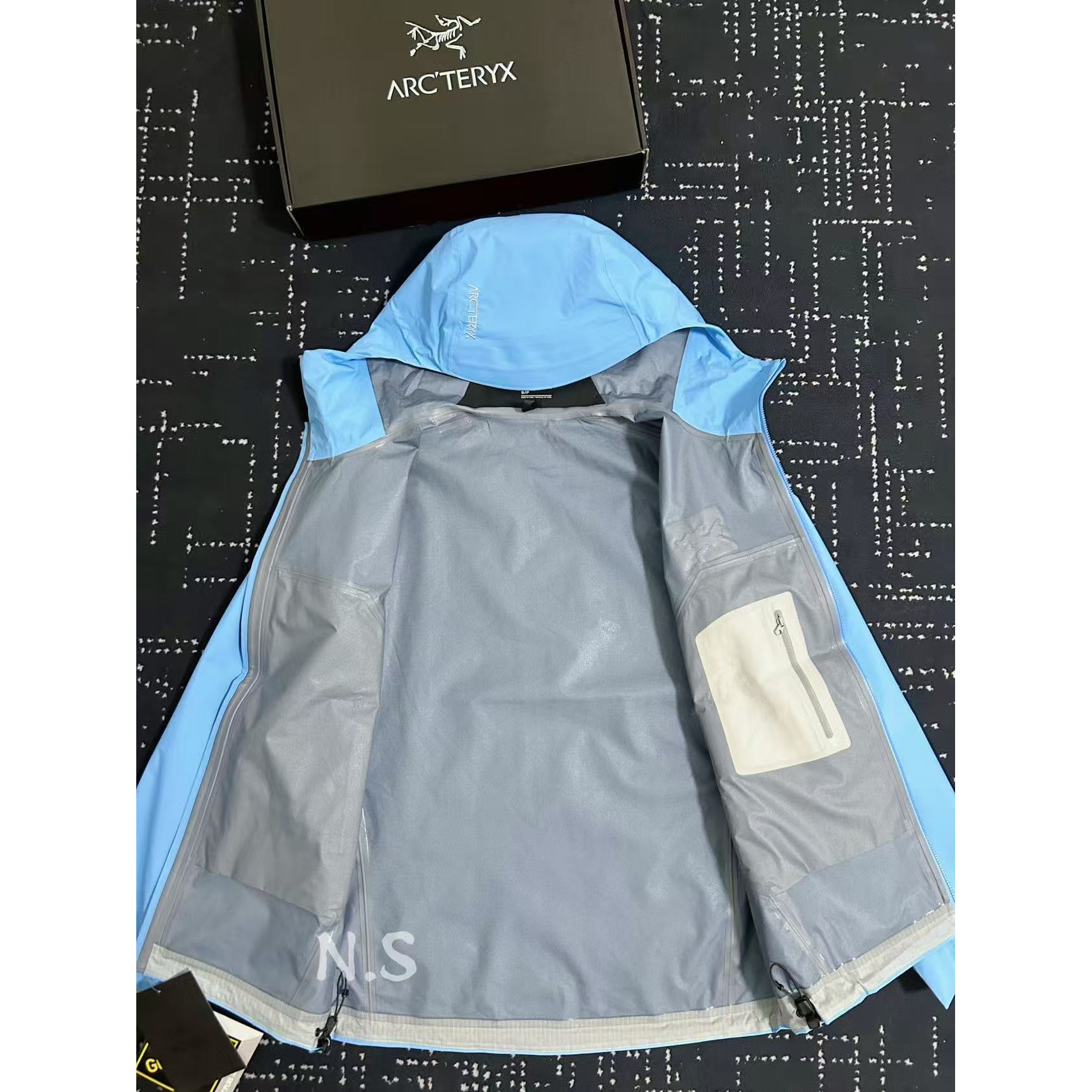 <p>Arc'teryx Beta系列 SL GORE-TEX 硬壳刺绣连帽防水防风透气冲锋衣 (惠斯勒蓝)</p>