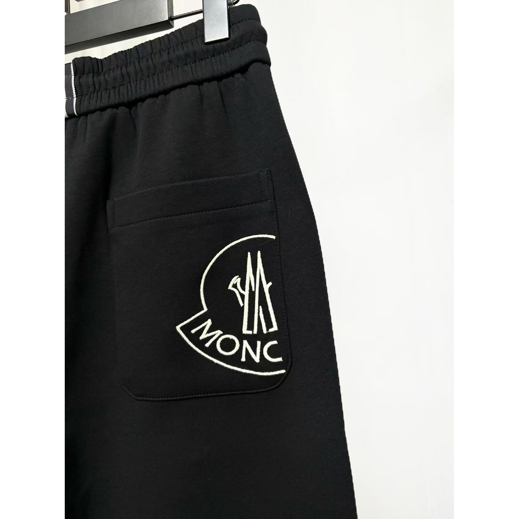 <p>Moncler 休闲长裤(黑)</p>