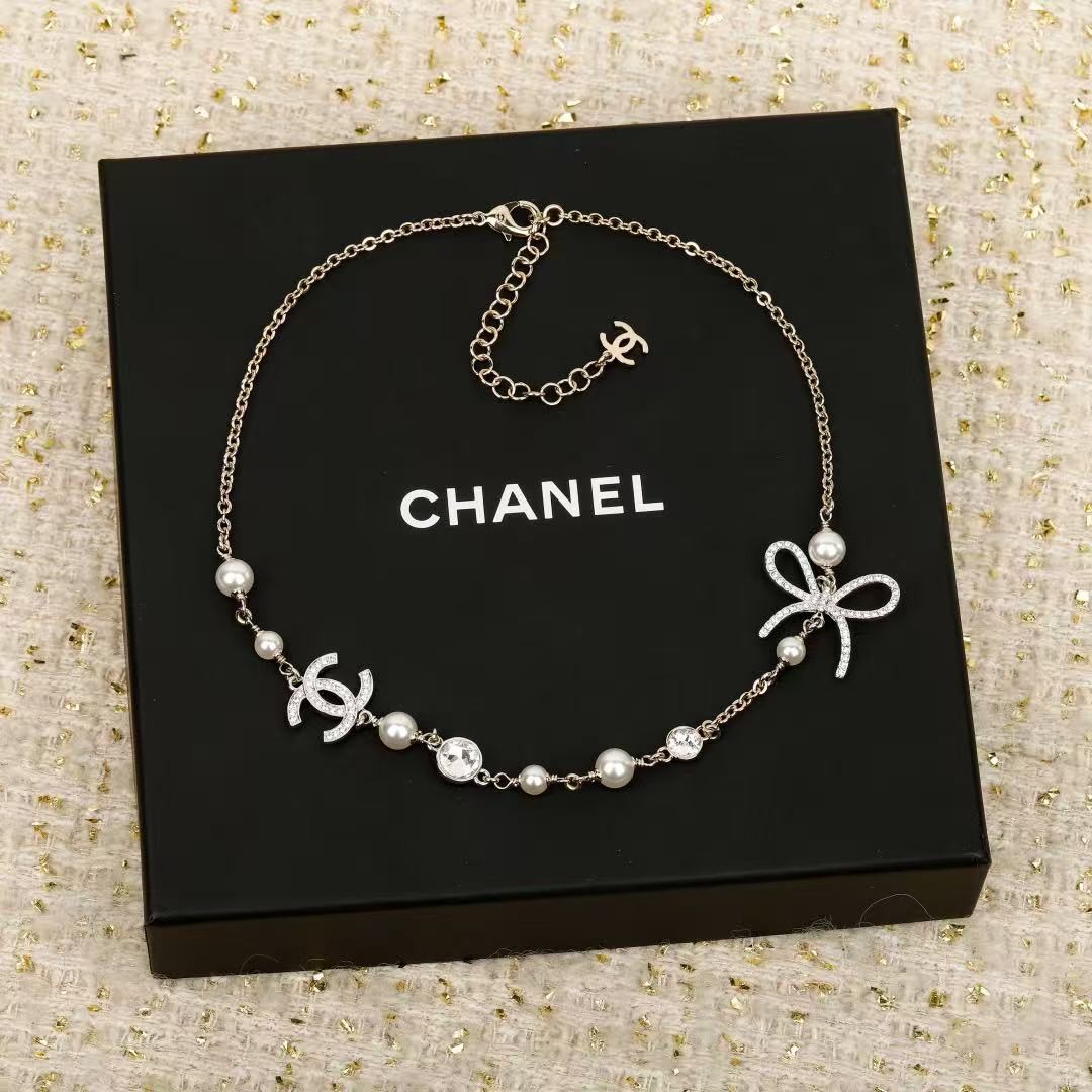 <p>CHANEL&nbsp;蝴蝶结珍珠双c项链</p>