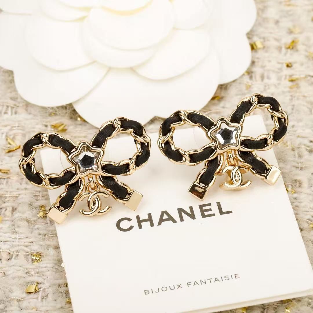 <p>CHANEL 黑皮蝴蝶结耳环</p>