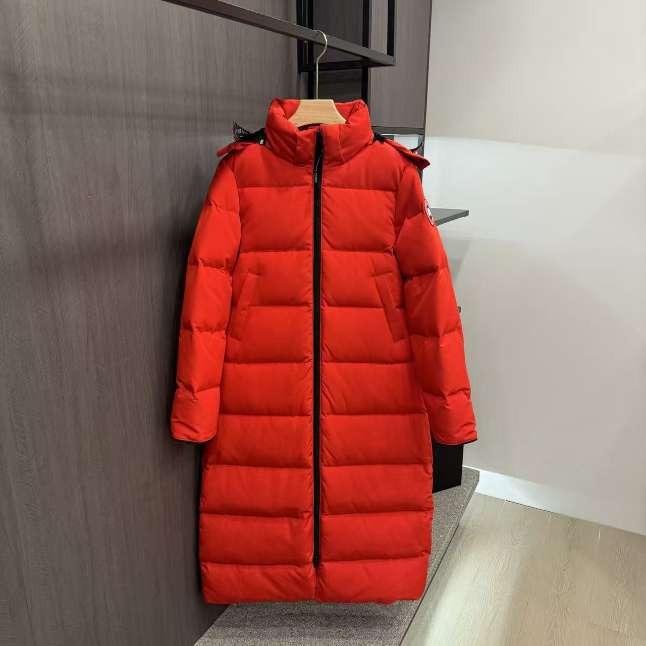 <p>Canada Goose 可拆卸兜帽全長款羽绒服(橘紅)</p>