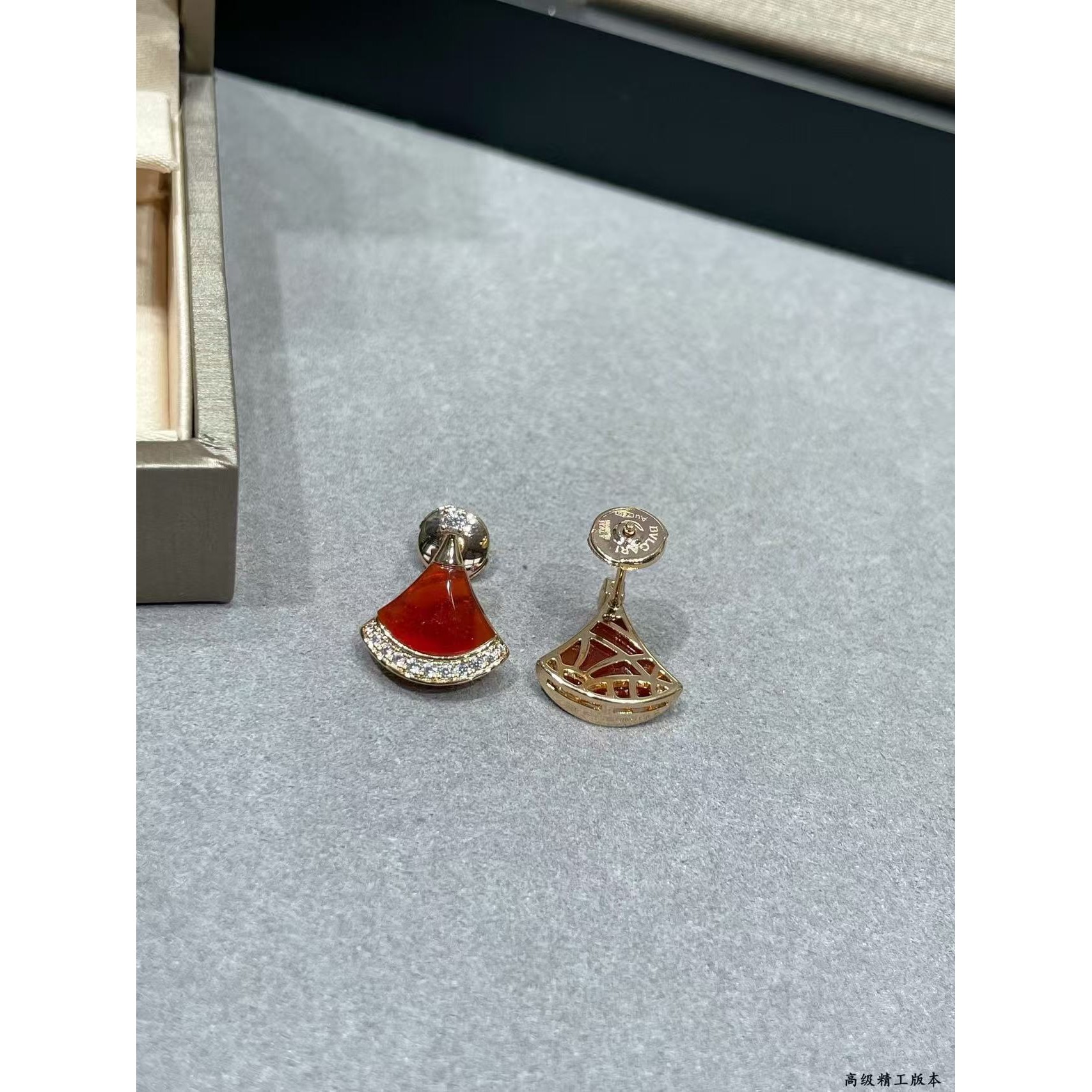 <p>BVLGARI&nbsp;贝母下摆钻裙子耳钉</p>