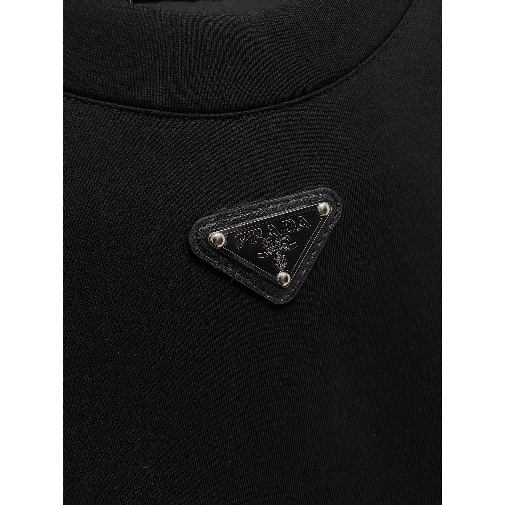 <p>PRADA 太空棉卫衣(黑)</p>