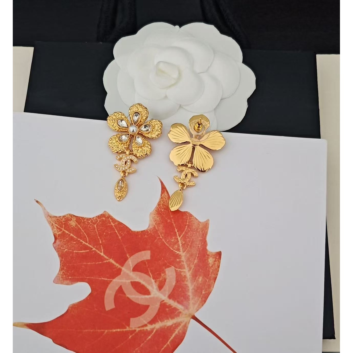 <p>CHANEL&nbsp;金色花朵长耳环</p>