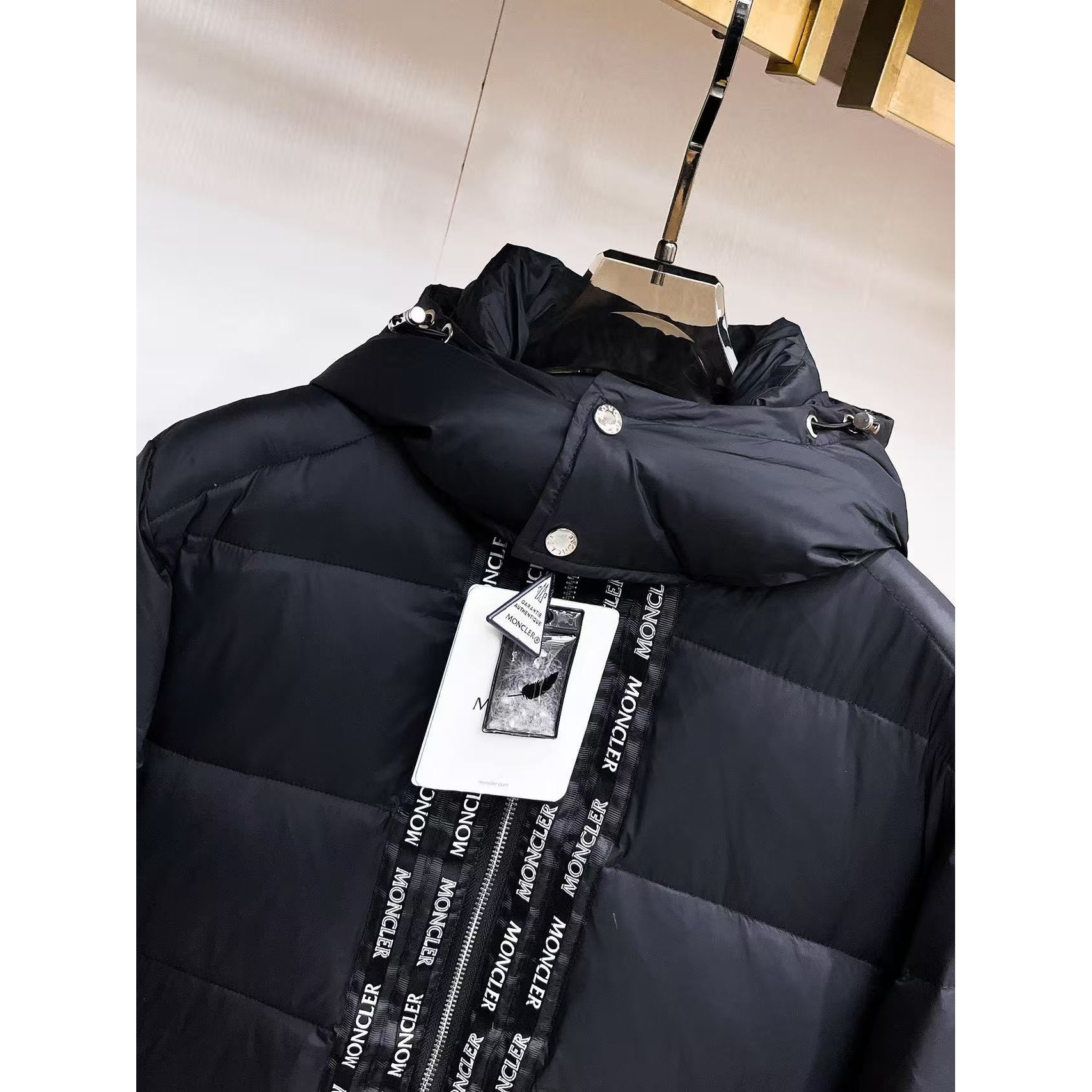 <p>MONCLER&nbsp;秋冬新款羽绒服(藏青)&nbsp;</p>