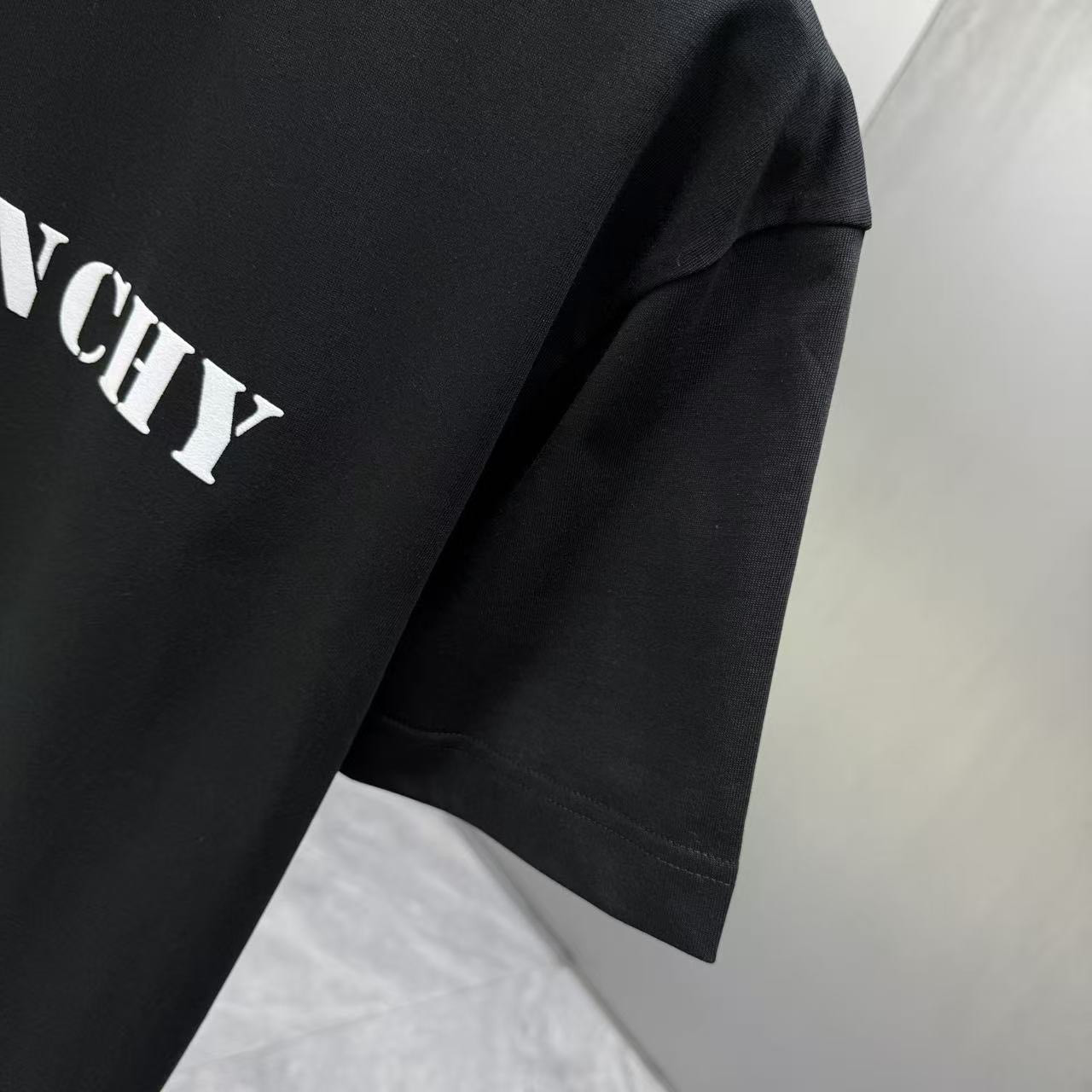 <p>Givenchy 短袖T恤(黑)</p>