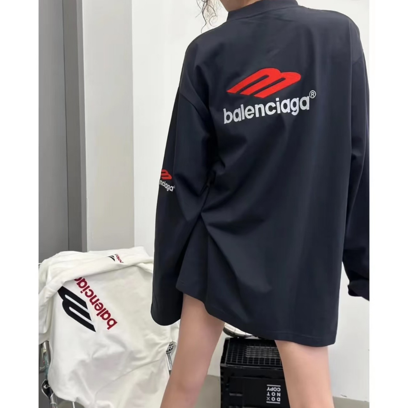 <p>BALENCIAGA Logo刺绣长袖(黑)</p>