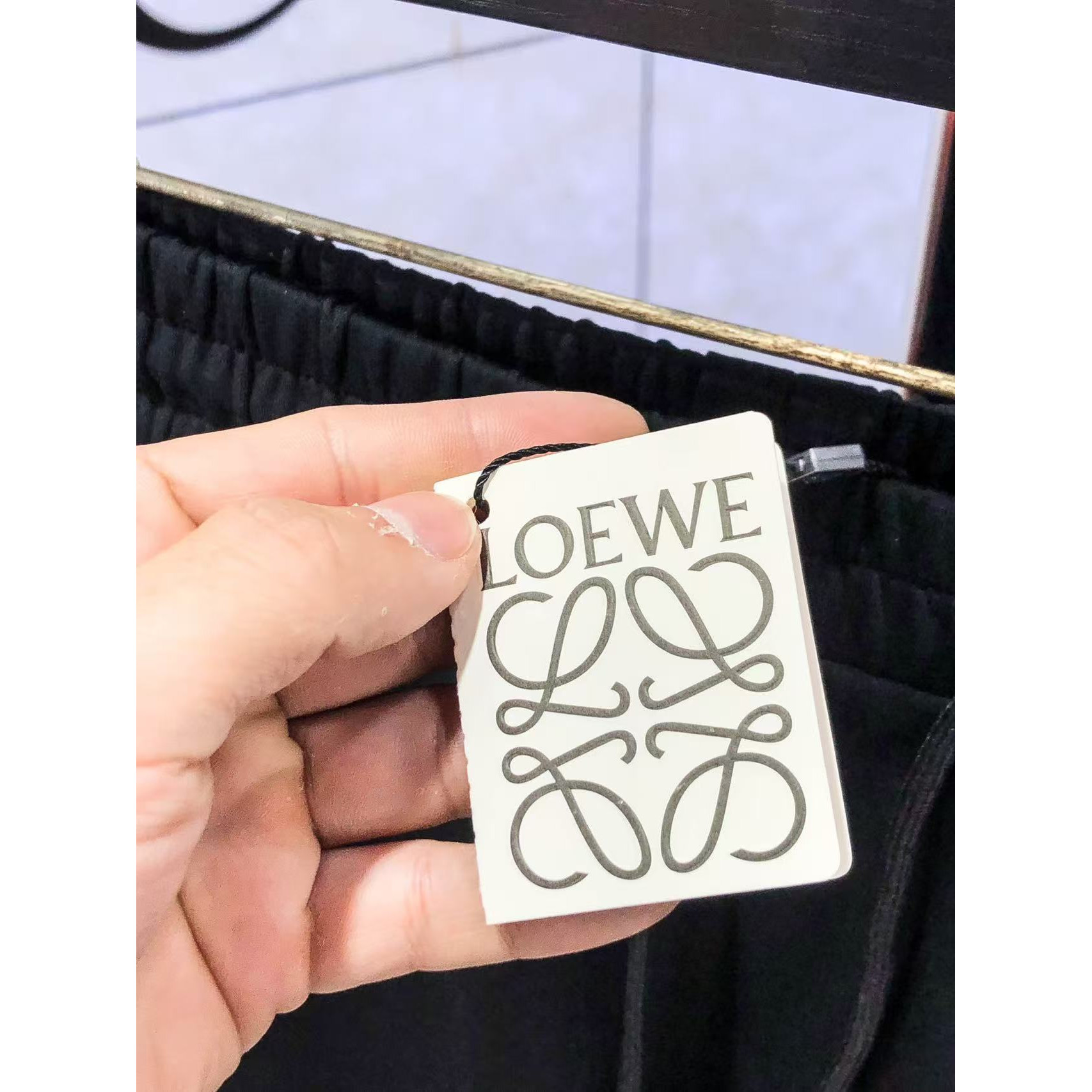 <p>LOEWE&nbsp;高品质时尚休闲裤(782954)</p>