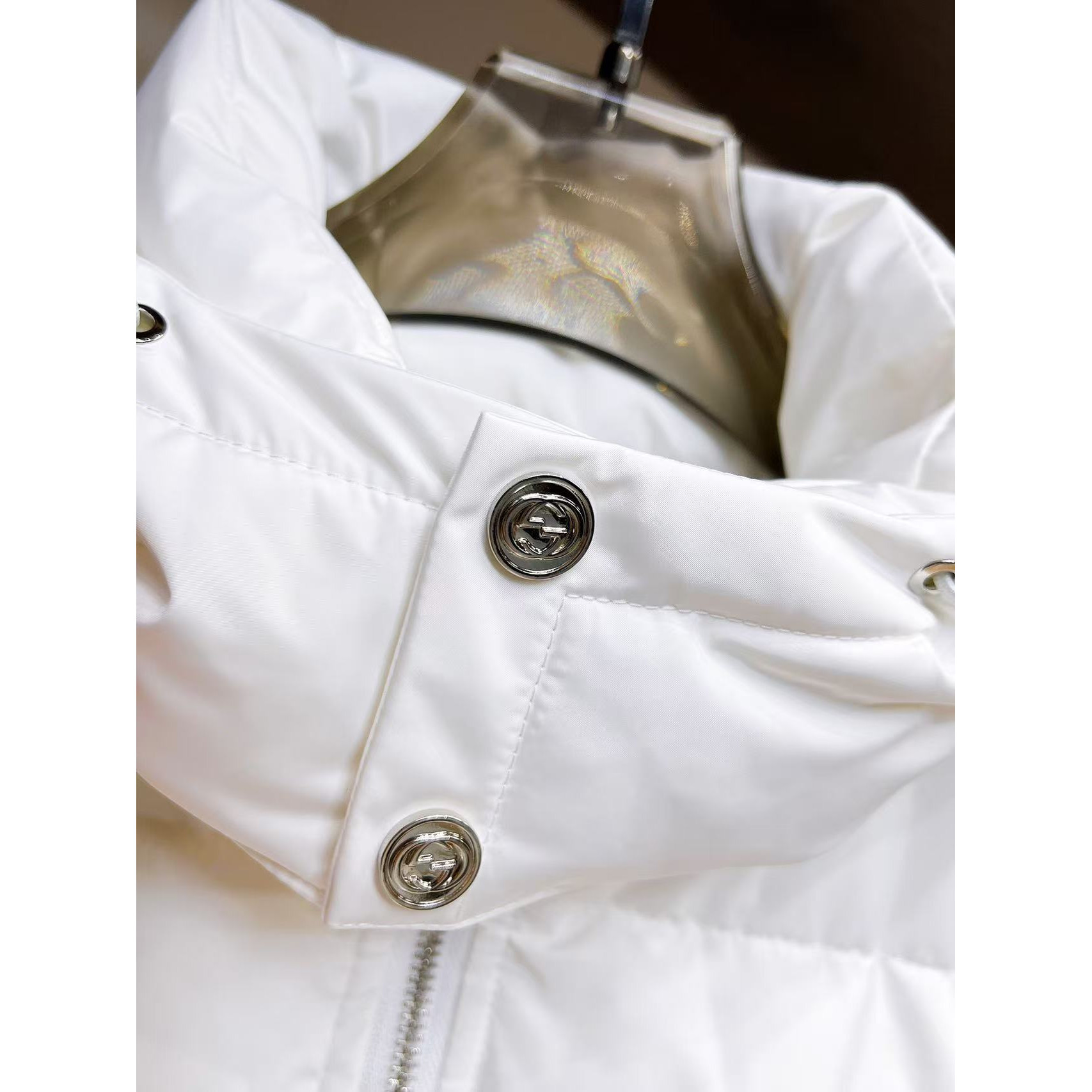 <p>GUCCI 秋冬新款羽绒服(白)&nbsp;</p>
