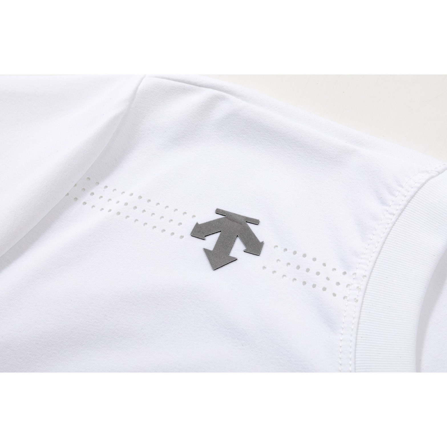 <p>DESCENTE 速干机能短袖T恤(白)</p>