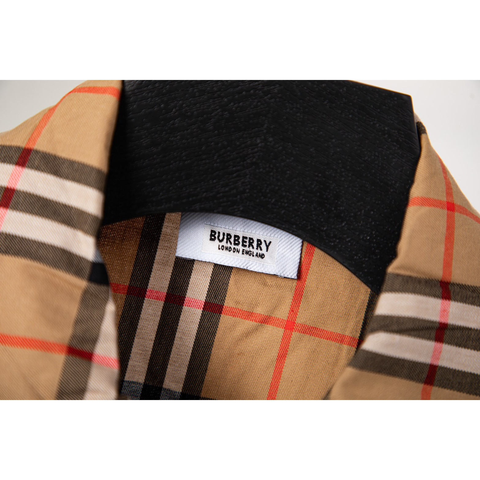 <p>BURBERRY 经典拉链外套(DZ79)(卡其色)</p>